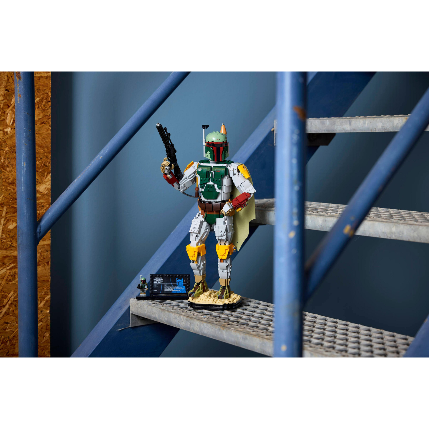 Figura Lego di Boba Fett con blaster su una scala di metallo.