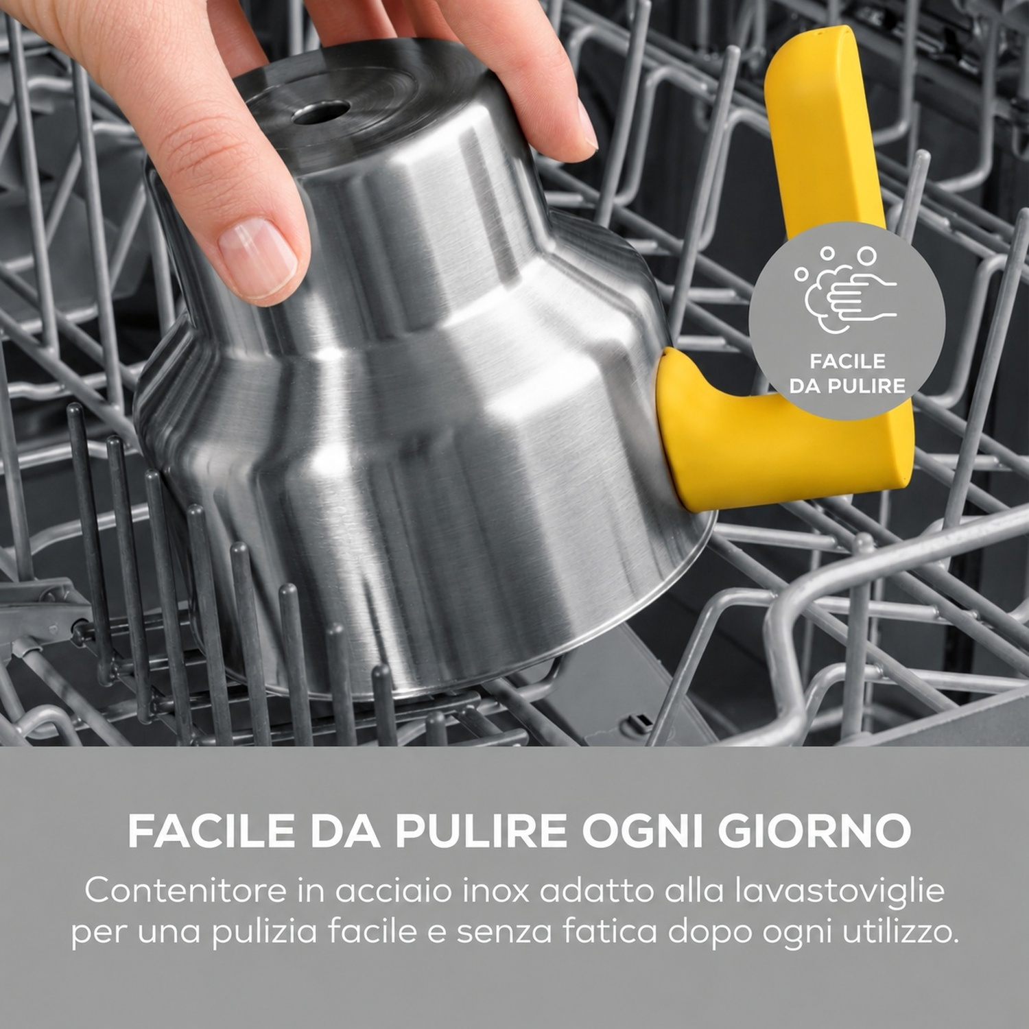 Una mano ripone in lavastoviglie un contenitore in acciaio inox con manico giallo.
