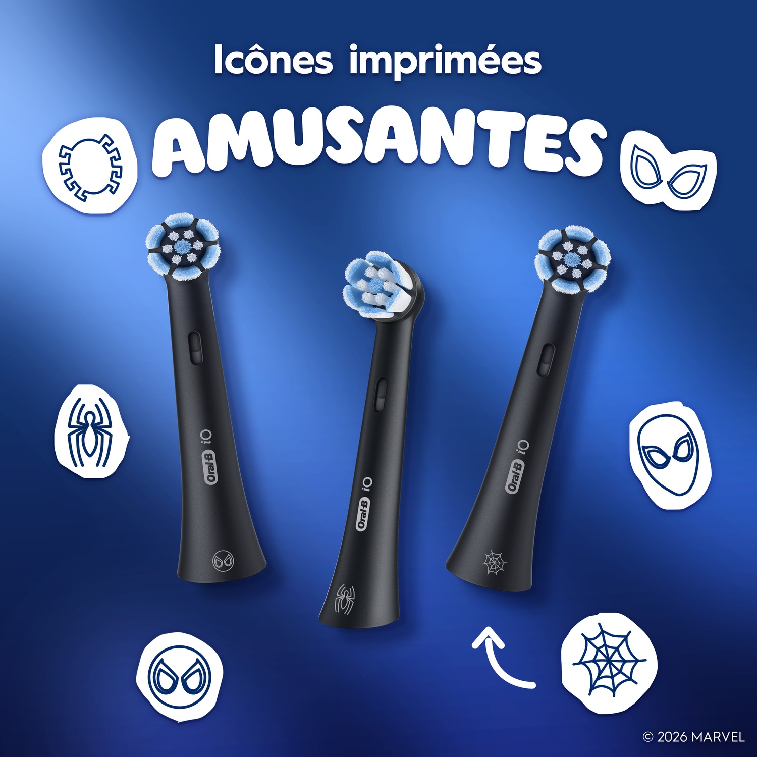 Trois têtes de brosse à dents Oral-B iO noires avec des icônes Spider-Man sur fond bleu.