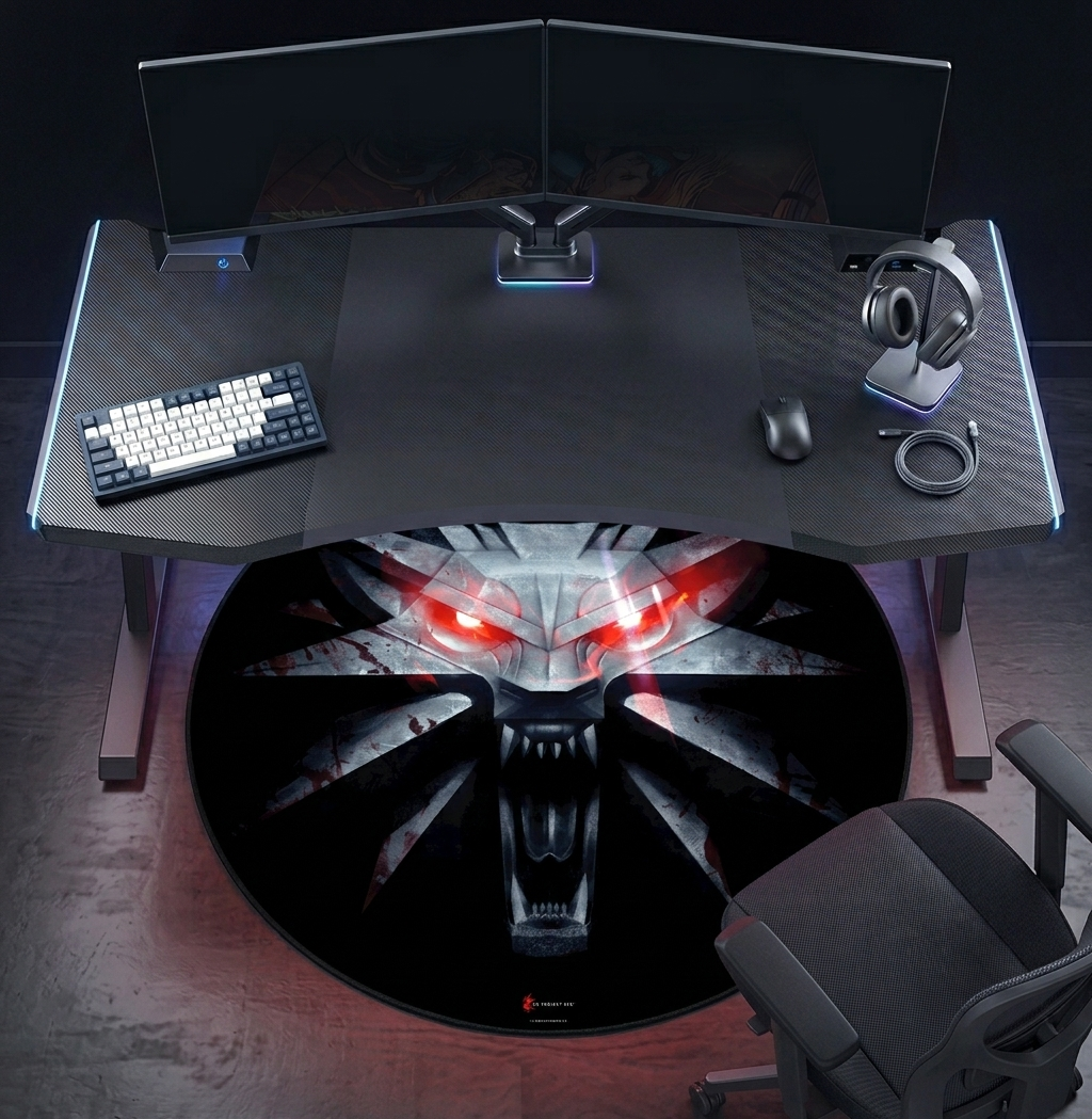 Gamer íróasztal két monitorral, billentyűzettel, fejhallgatóval és egy nagy, kör alakú farkas logós szőnyeggel a padlón.