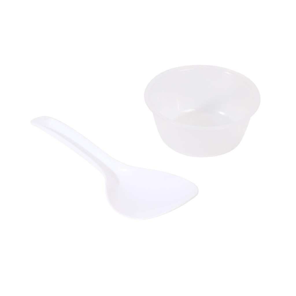 Eine weiße Plastikschüssel und ein passender weißer Plastiklöffel liegen auf weißem Hintergrund.