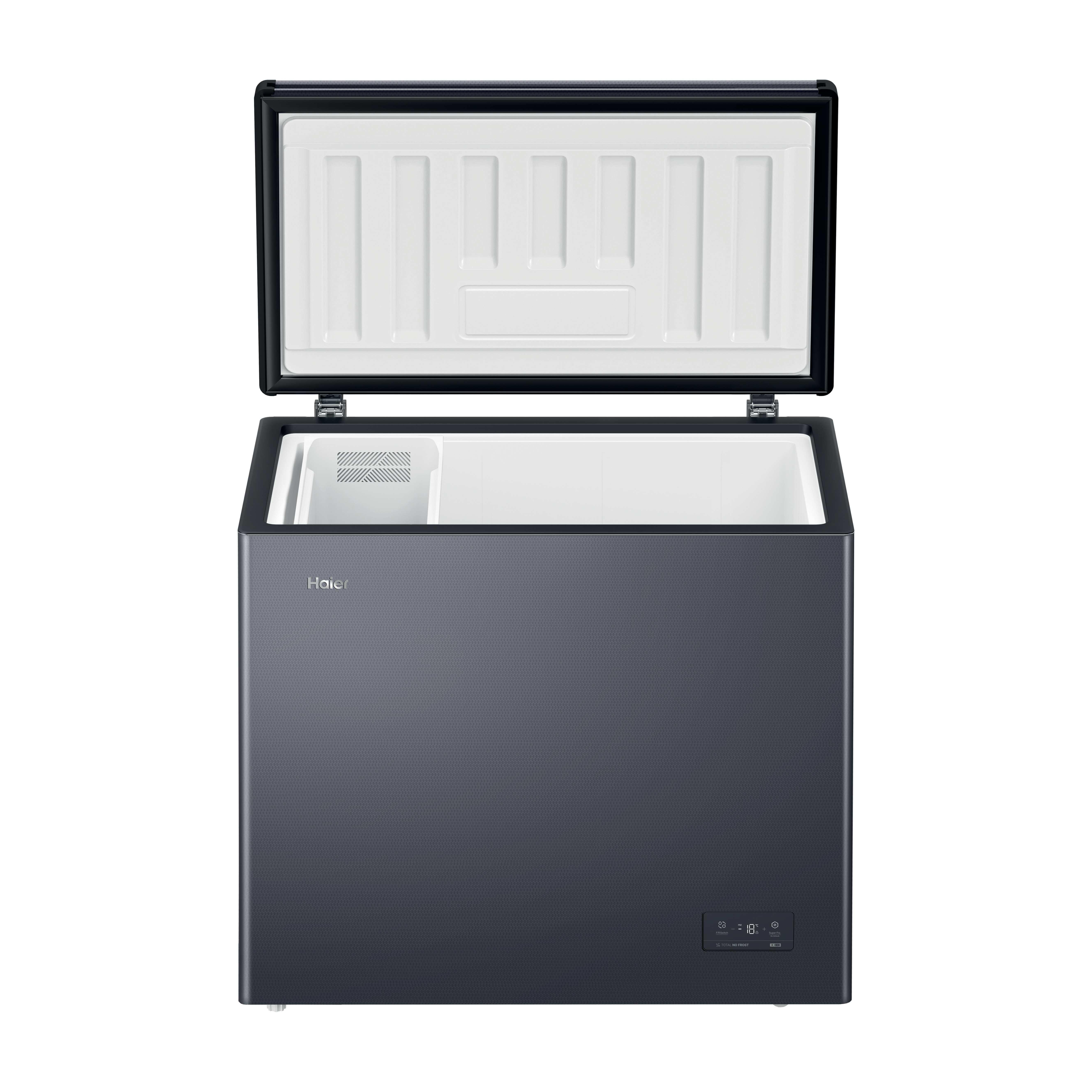 Eine offene, dunkelgraue Haier-Gefriertruhe mit weißem Innenraum und digitaler Anzeige vorne.