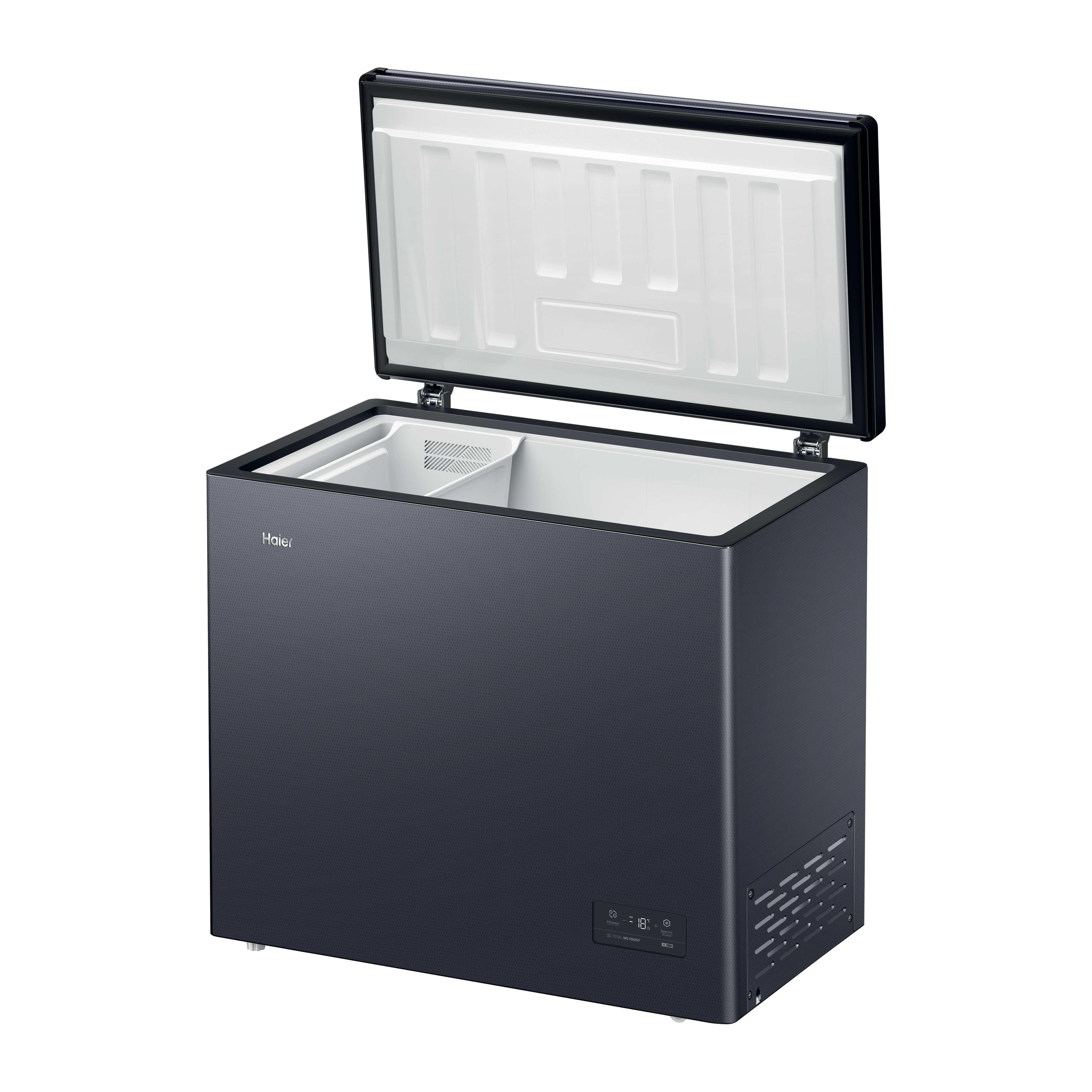 Dunkelgraue Haier-Gefriertruhe mit geöffnetem Deckel, digitalem Display und weißen Innenkorb auf weißem Hintergrund.