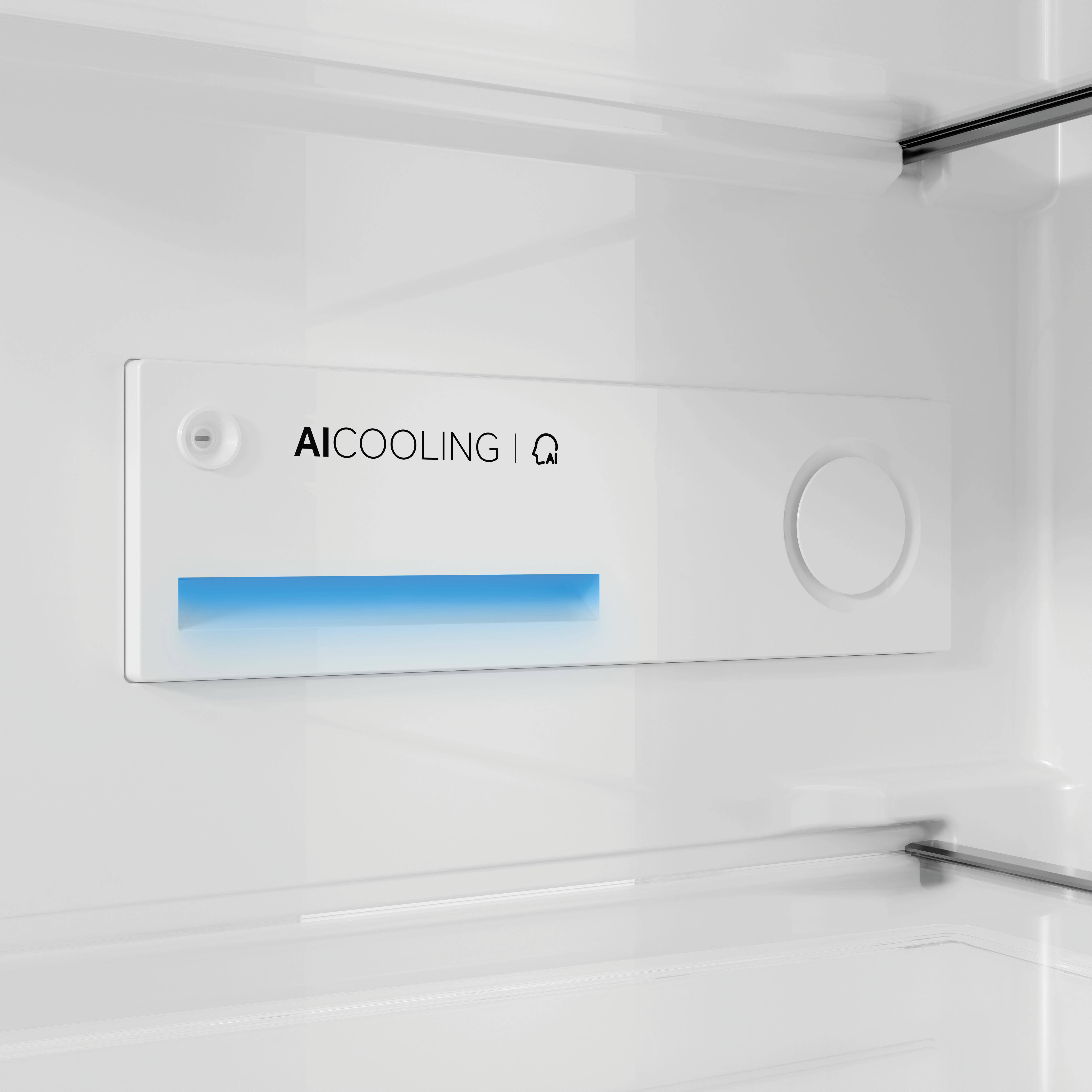 Weiße Kühlschrank-Innenwand mit Bedienfeld mit Aufschrift AI COOLING und blauem Licht.