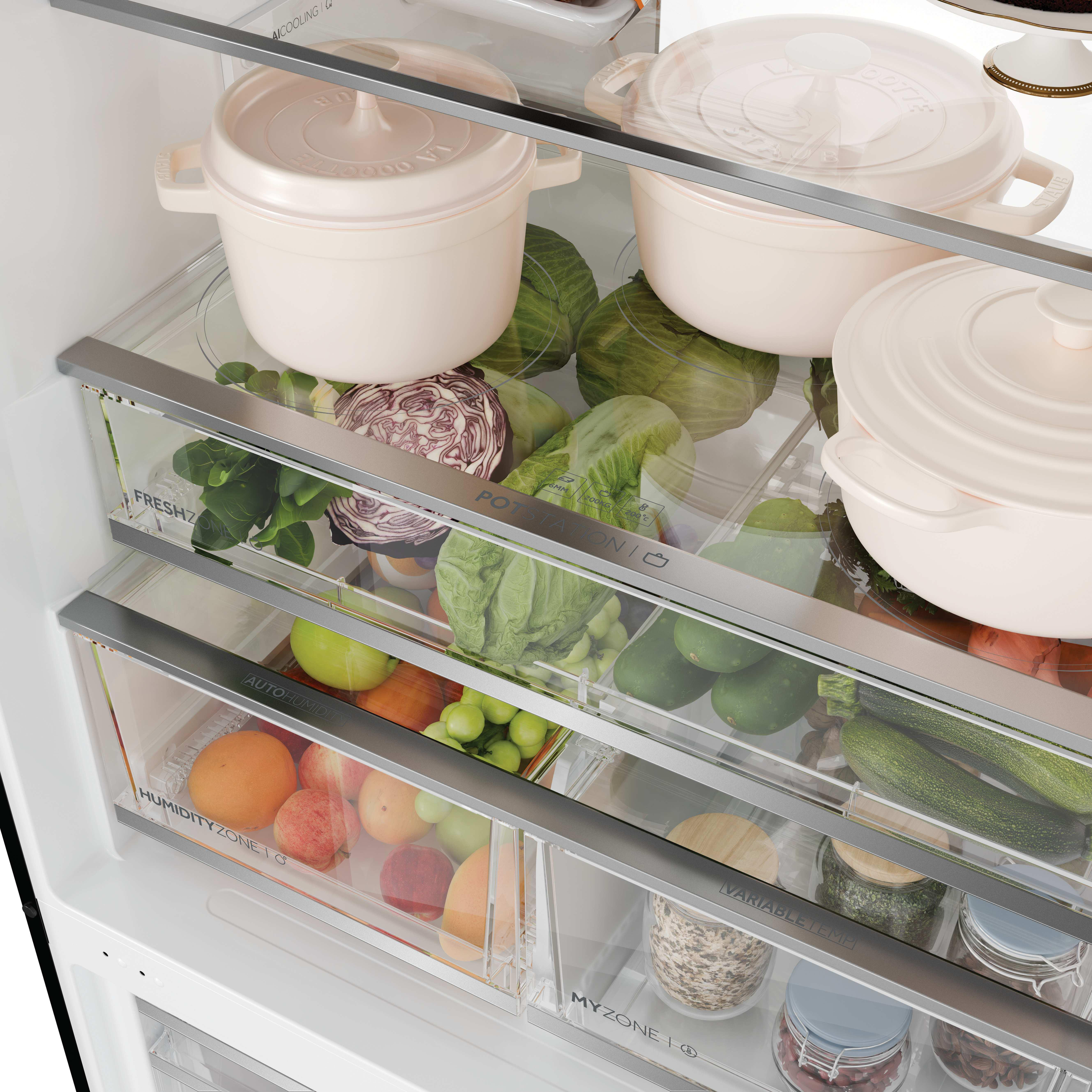 Ein ordentlich gefüllter Kühlschrank mit rosafarbenen Töpfen, frischem Gemüse und Obst in transparenten Schubladen.