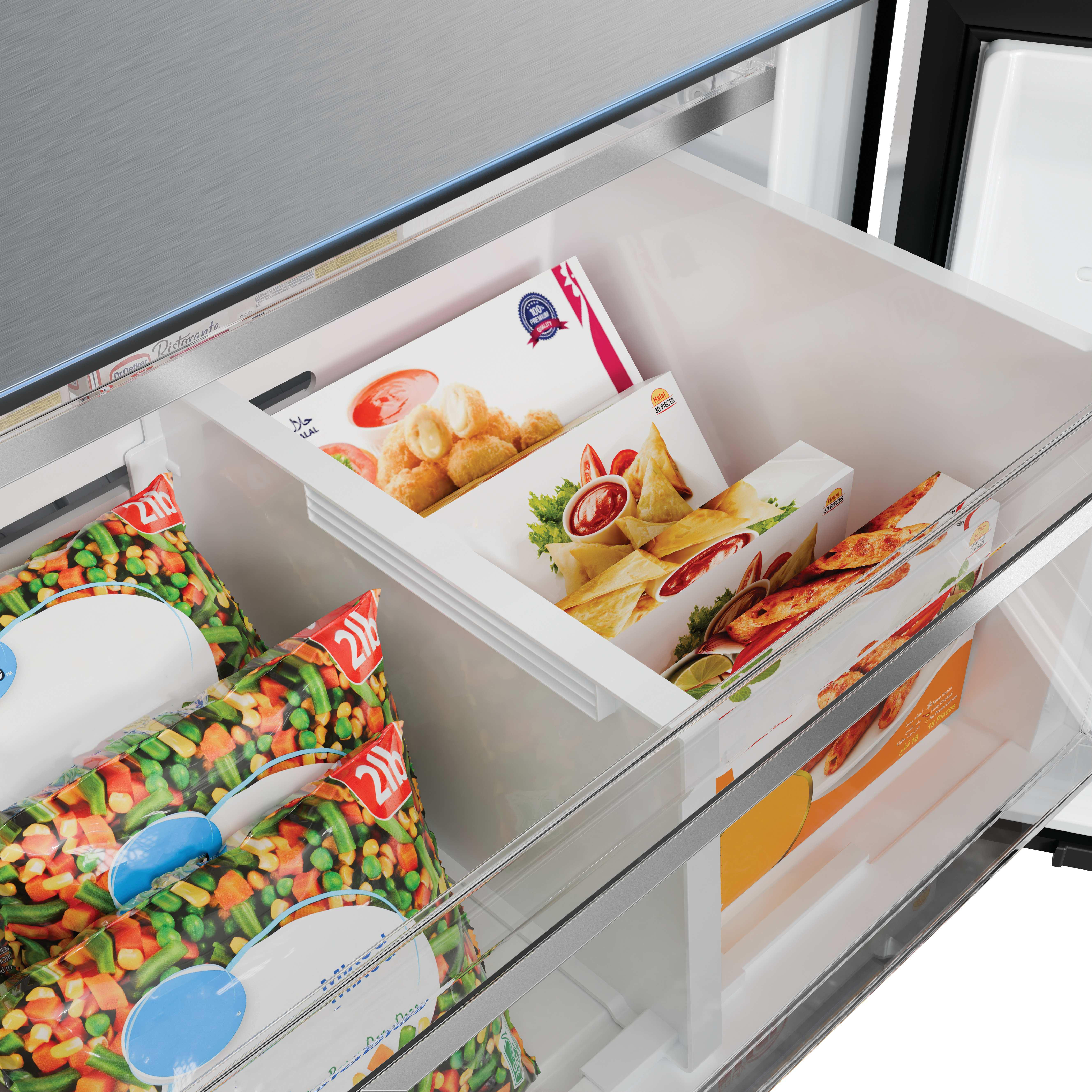 Offene Gefrierschublade mit Tiefkühlkost wie Gemüse und Snackboxen.
