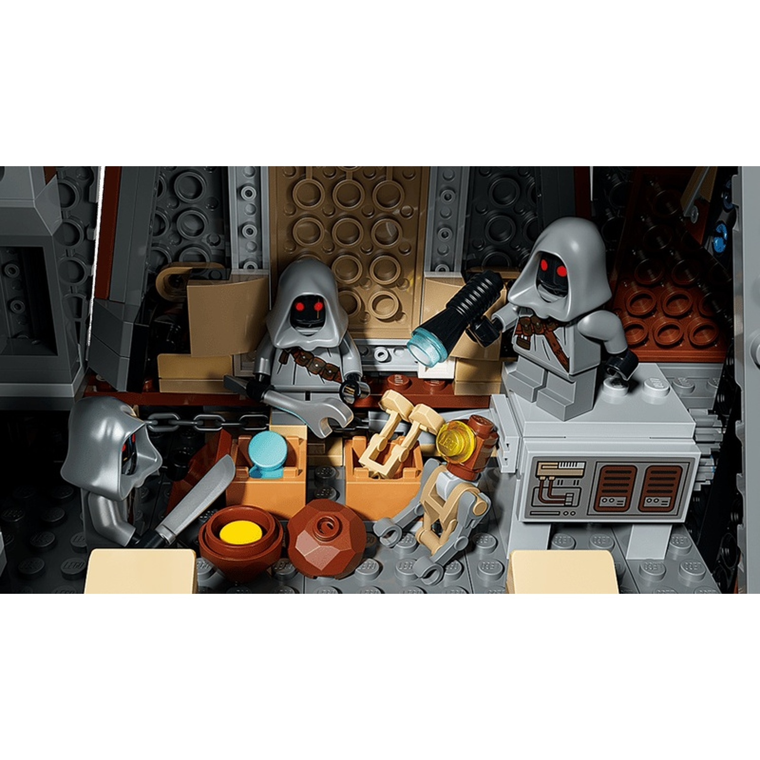 Scena Lego con tre figure grigie con cappuccio e un robot in un'officina con attrezzi e scatole.