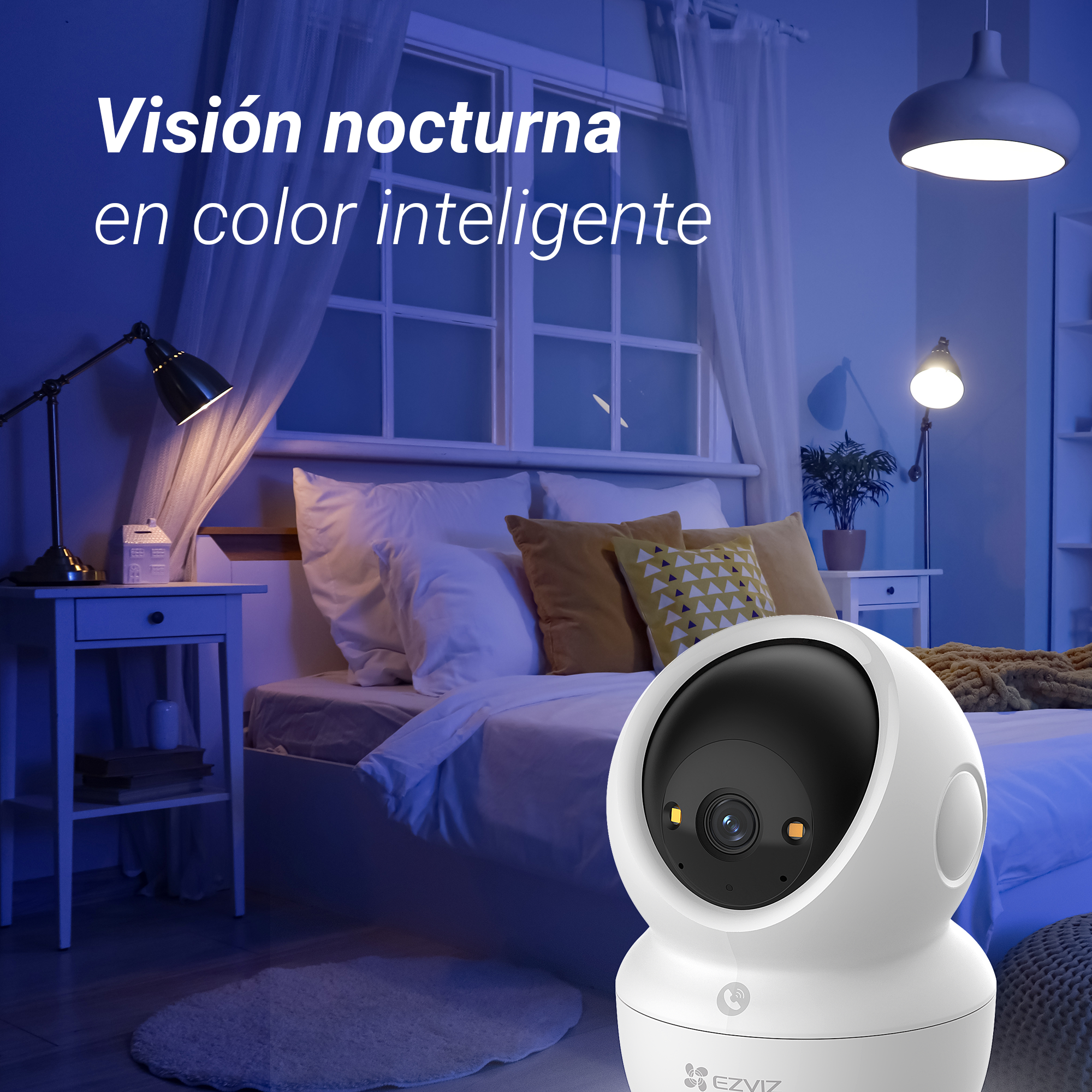Una cámara de seguridad blanca frente a un dormitorio iluminado en azul con cama y lámparas.