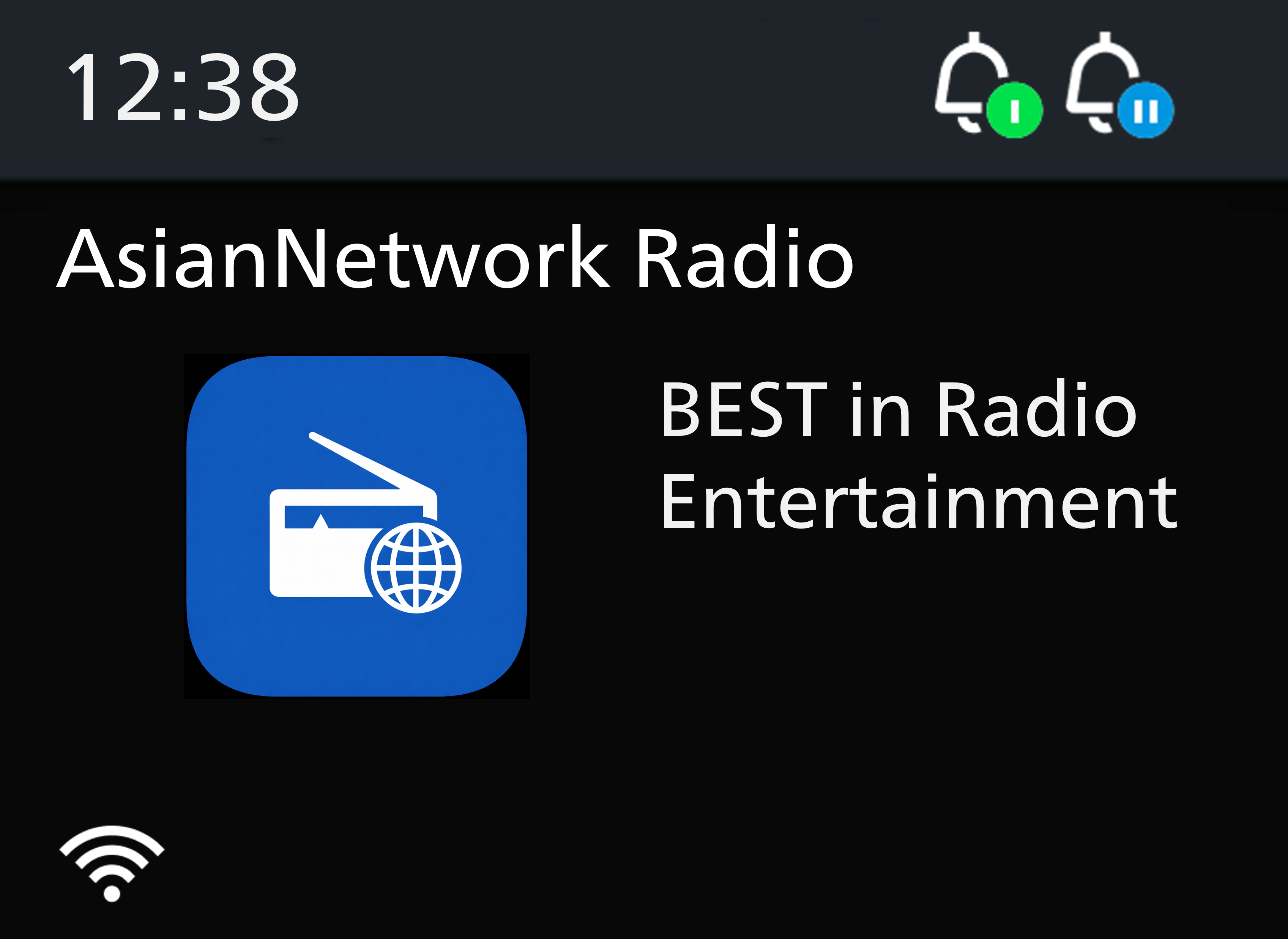 Display zeigt 12:38 Uhr, AsianNetwork Radio, ein blaues App-Symbol und den Text BEST in Radio Entertainment.