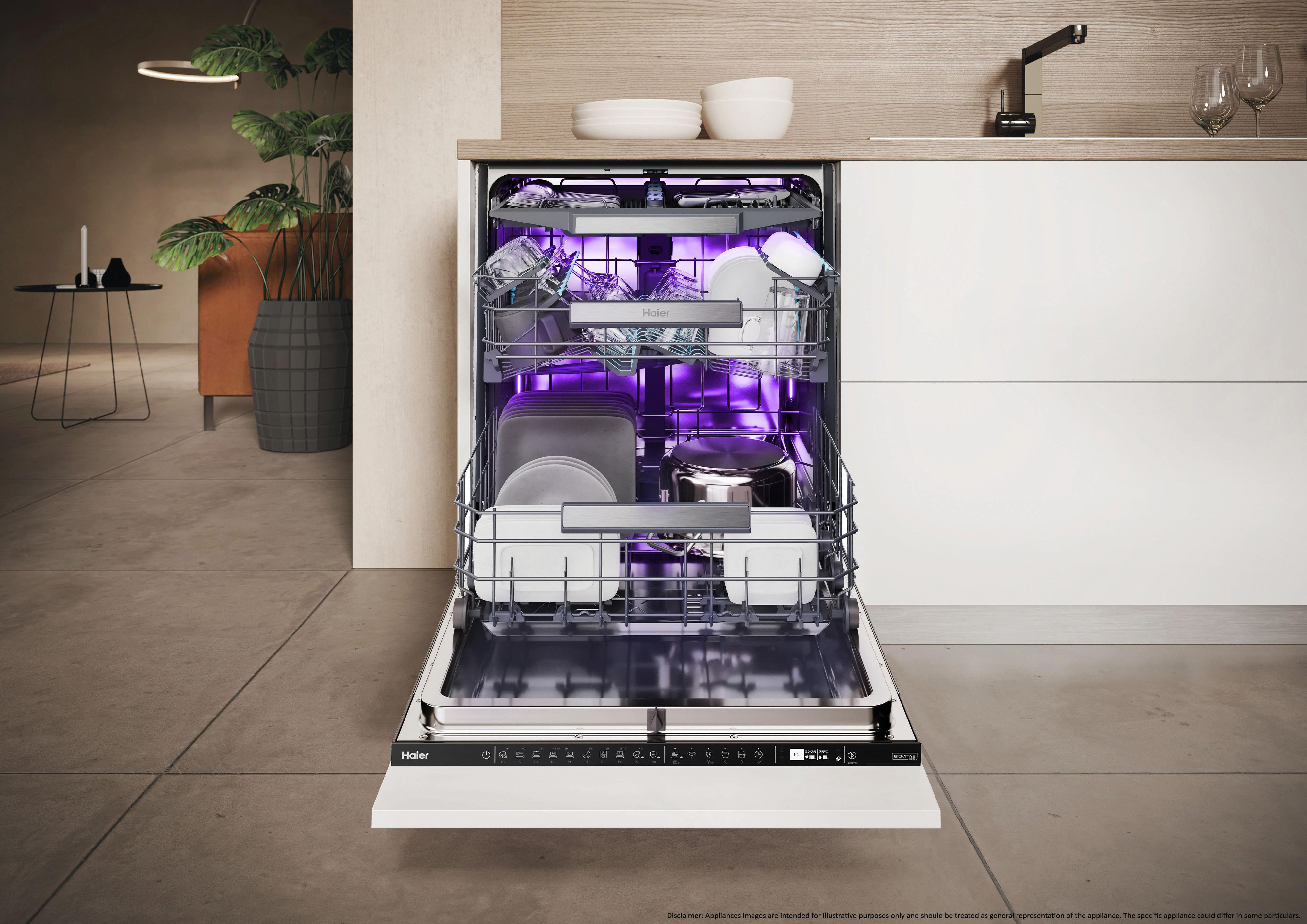 Ein geöffneter Haier-Geschirrspüler mit Geschirr, beleuchtet durch violettes Licht in einer modernen Küche.