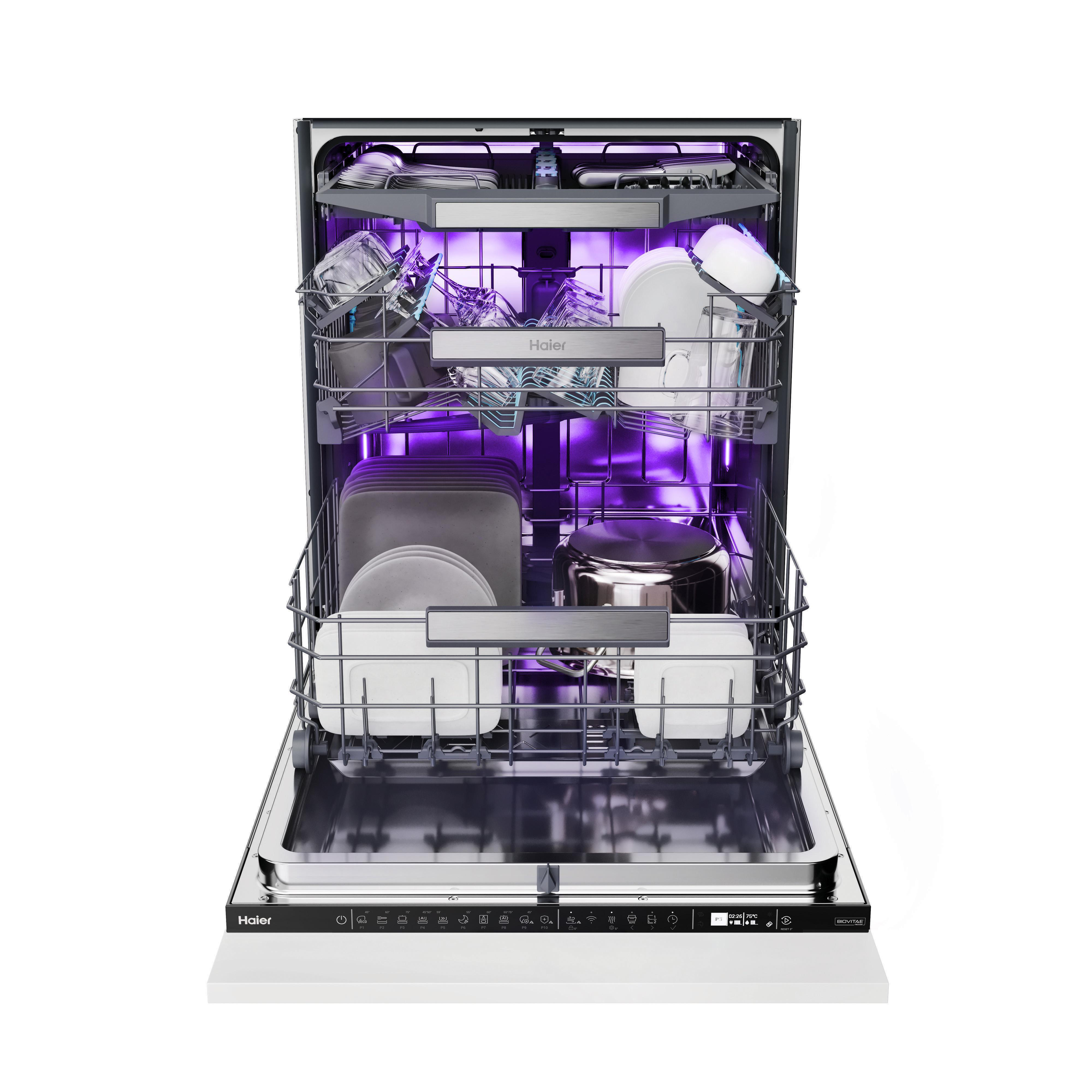 Offener Haier Geschirrspüler mit violettem Innenlicht, voll mit Besteck, Gläsern, Tellern und Töpfen.