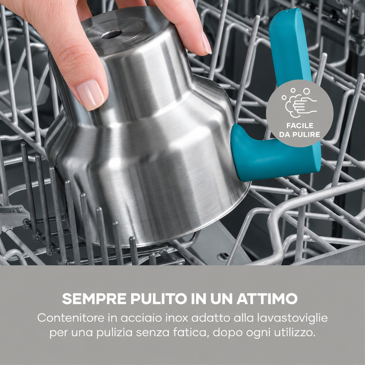 Mano che ripone un contenitore in acciaio inox con manico blu in lavastoviglie.