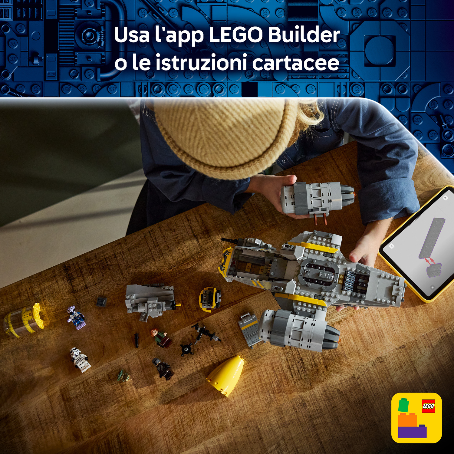 Un bambino costruisce un'astronave Lego su un tavolo di legno, guidato da istruzioni digitali.