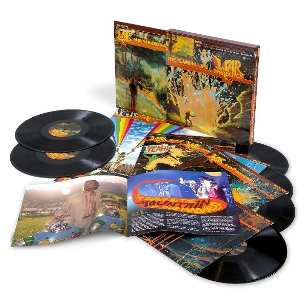 Vinyl-Boxset mit mehreren schwarzen Schallplatten, farbigen Booklets und kunstvollen Albencovern.