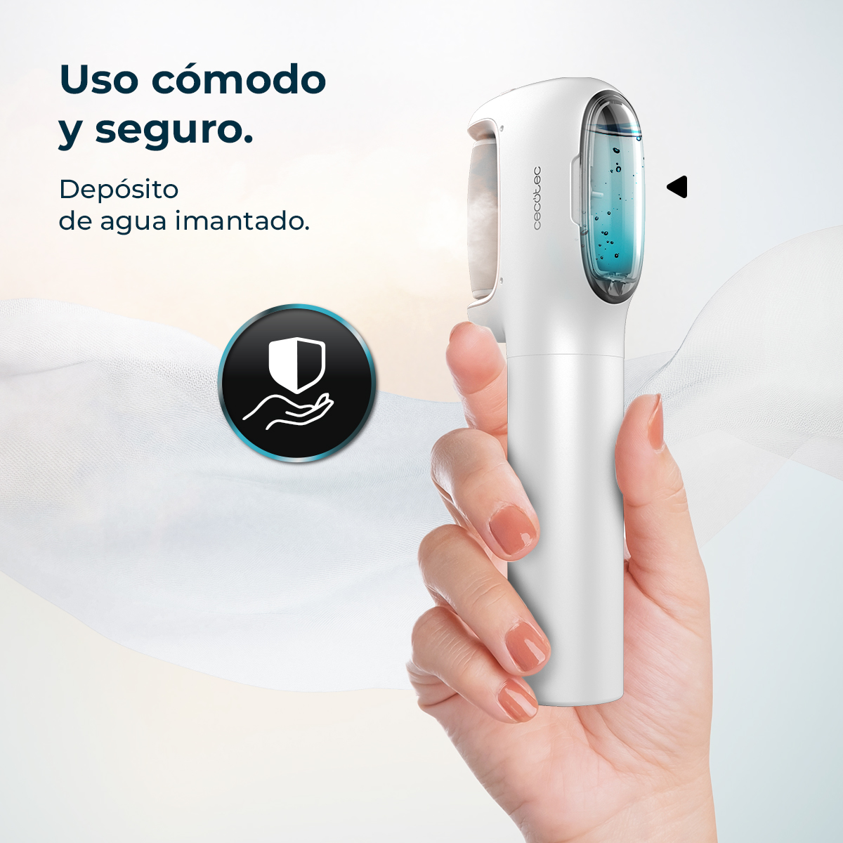 Una mano sostiene un vaporizador blanco con depósito de azul sobre fondo claro con texto en español.