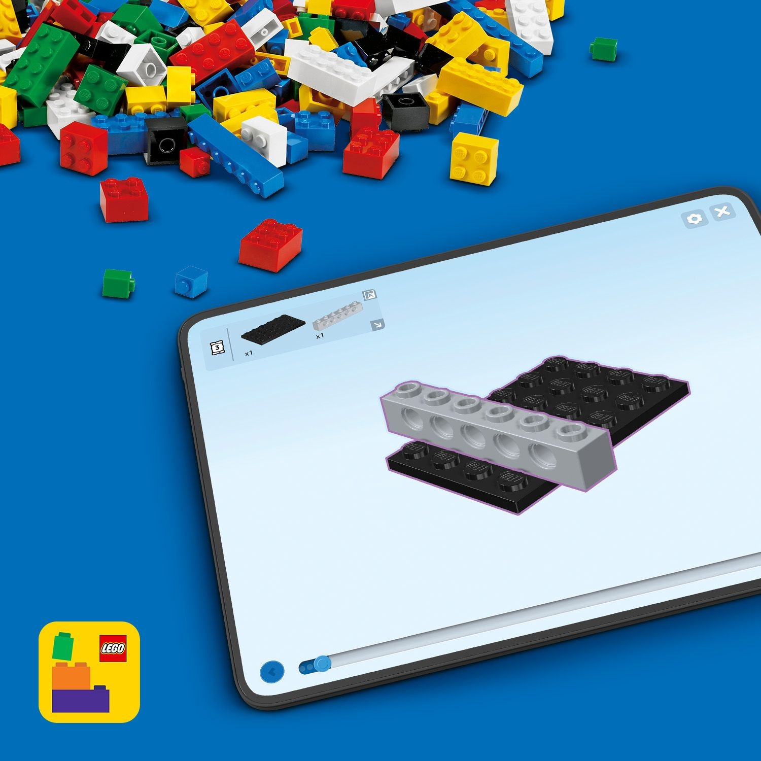 Un tablet mostra una guida 3D per Lego con mattoncini colorati sparsi su sfondo blu.