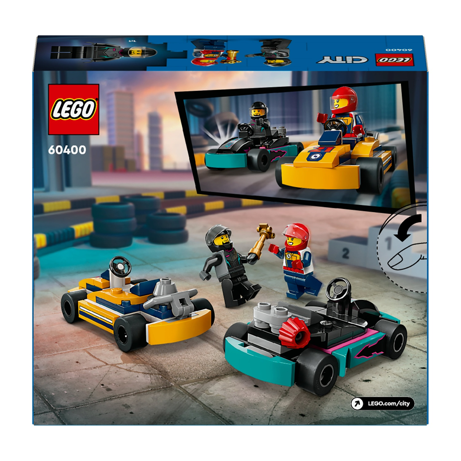 Il set Lego City 60400 mostra due go-kart con piloti e un trofeo su sfondo cittadino.