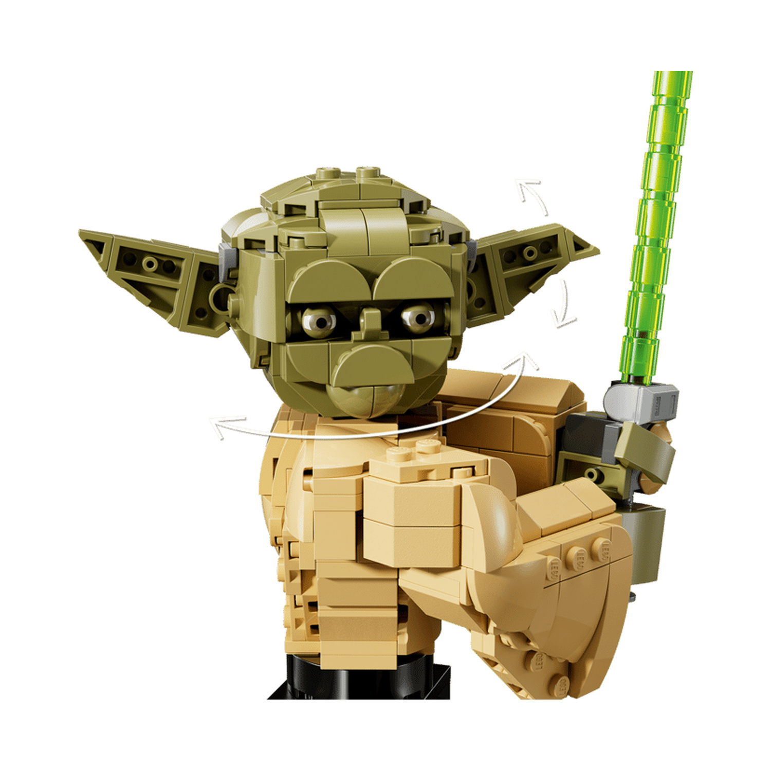 Una figura Lego di Yoda che impugna una spada laser verde, primo piano su sfondo bianco.