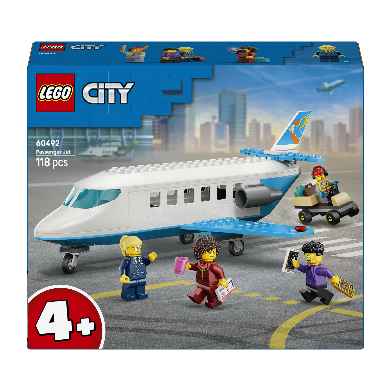 Set aereo passeggeri Lego City con tre minifigure, carrello portabagagli e sfondo della città.