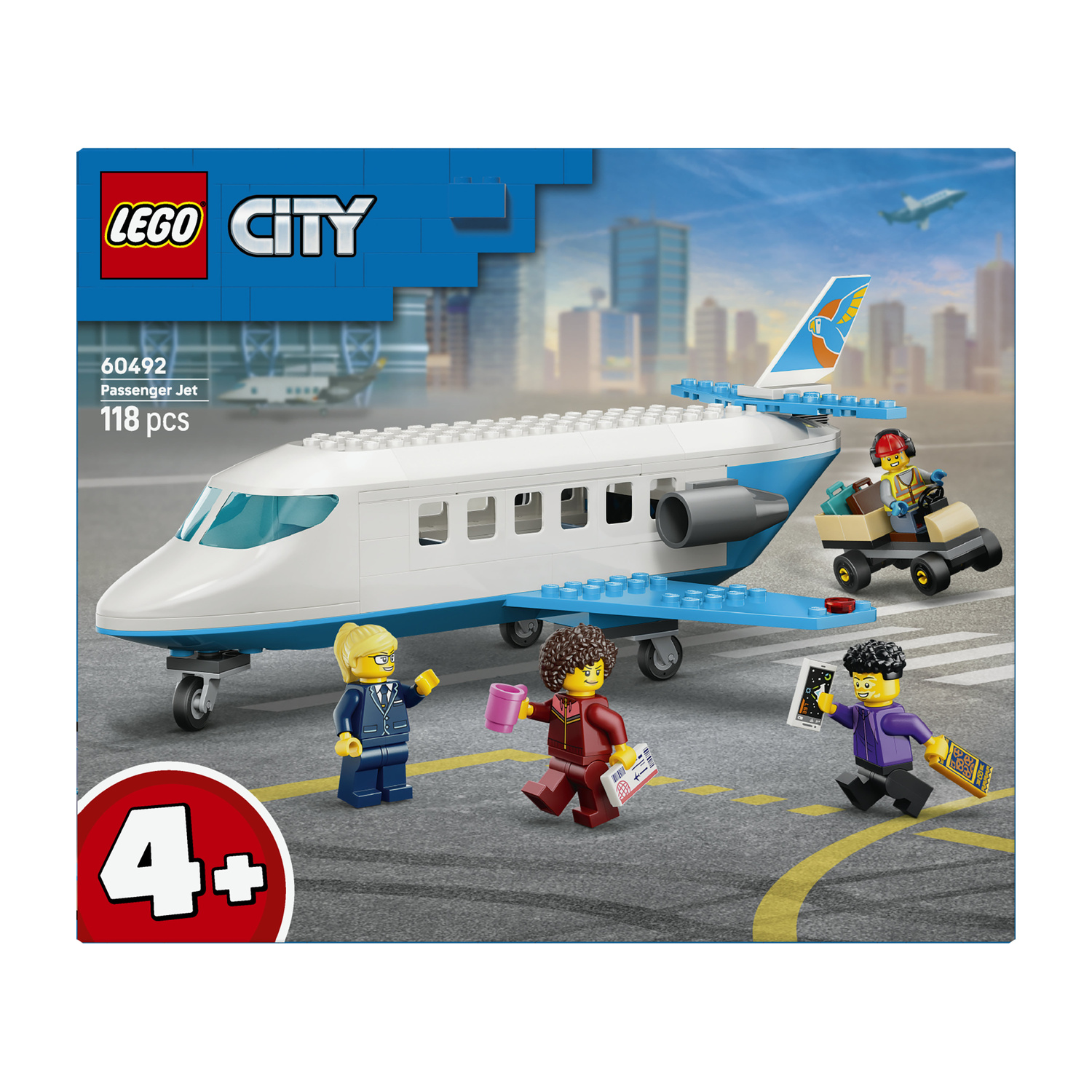 Set aereo passeggeri Lego City con quattro minifigure e un carrello portabagagli davanti alla città.