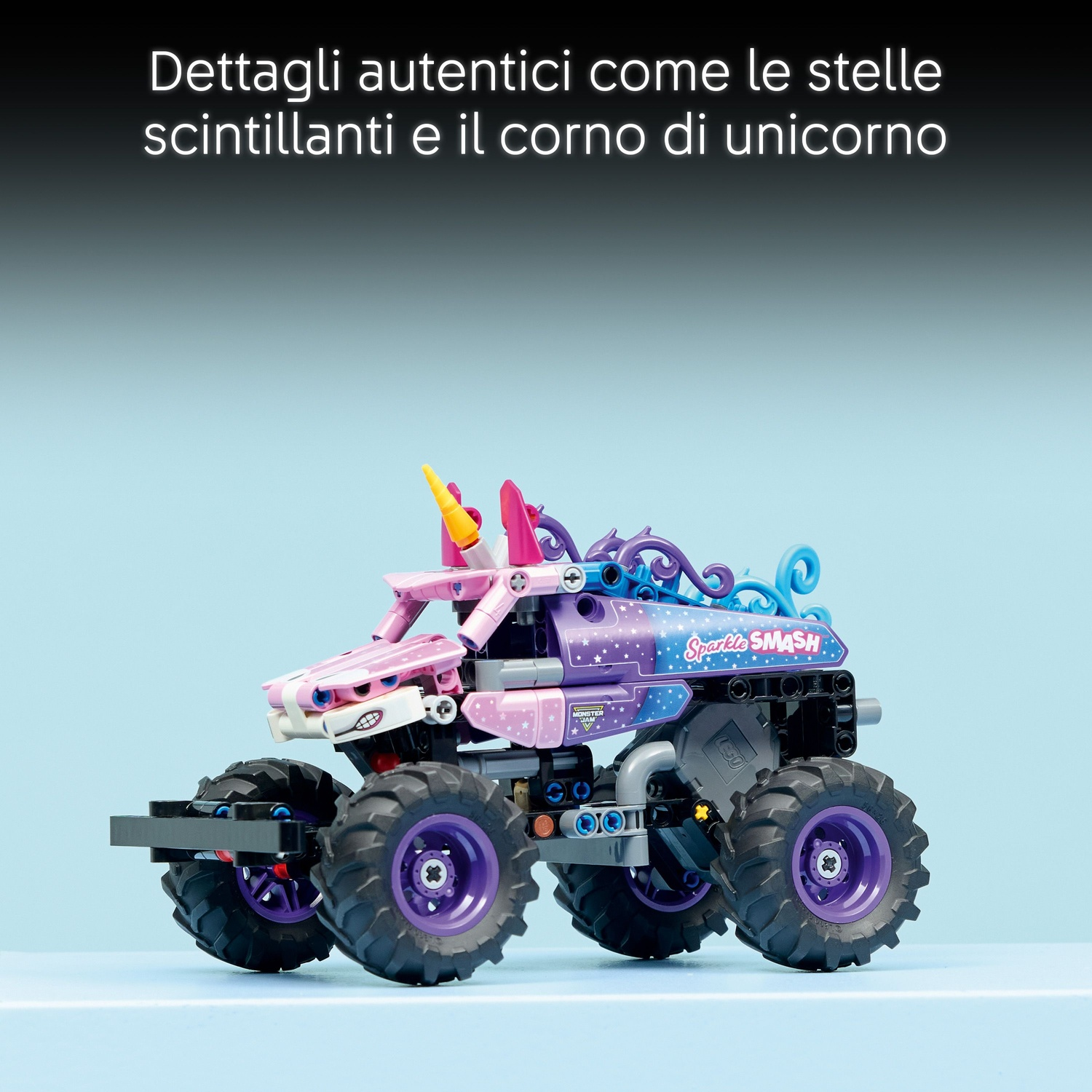 Un camion monster LEGO rosa e viola con corno di unicorno e ruote grandi su sfondo chiaro.
