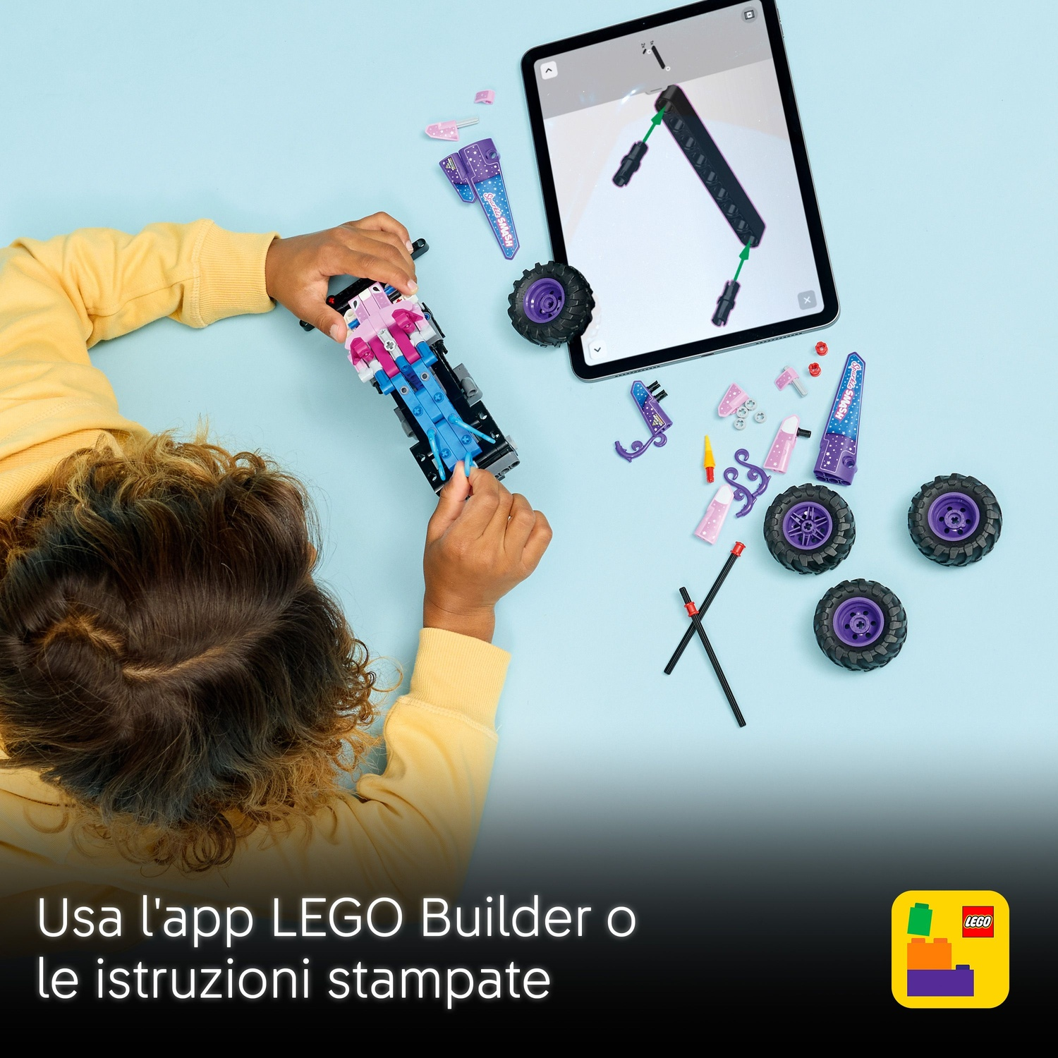 Bambino costruisce Lego con istruzioni su tablet.