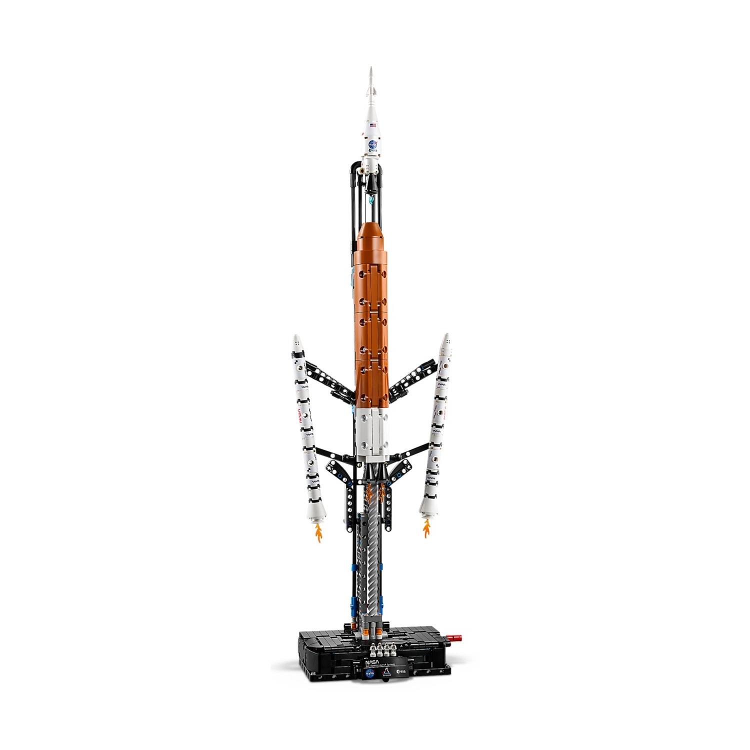 Un modello Lego del NASA Space Launch System su una piattaforma di lancio.