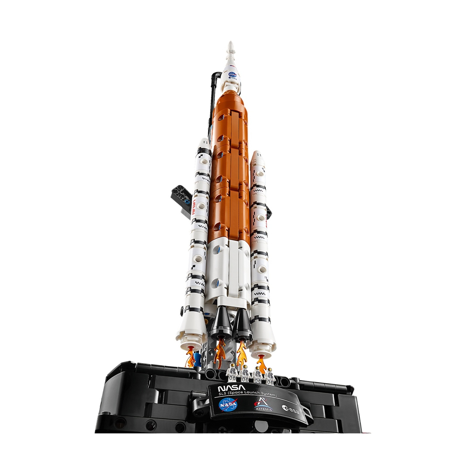 Un dettagliato modello Lego del razzo del sistema di lancio spaziale della NASA su un supporto nero.