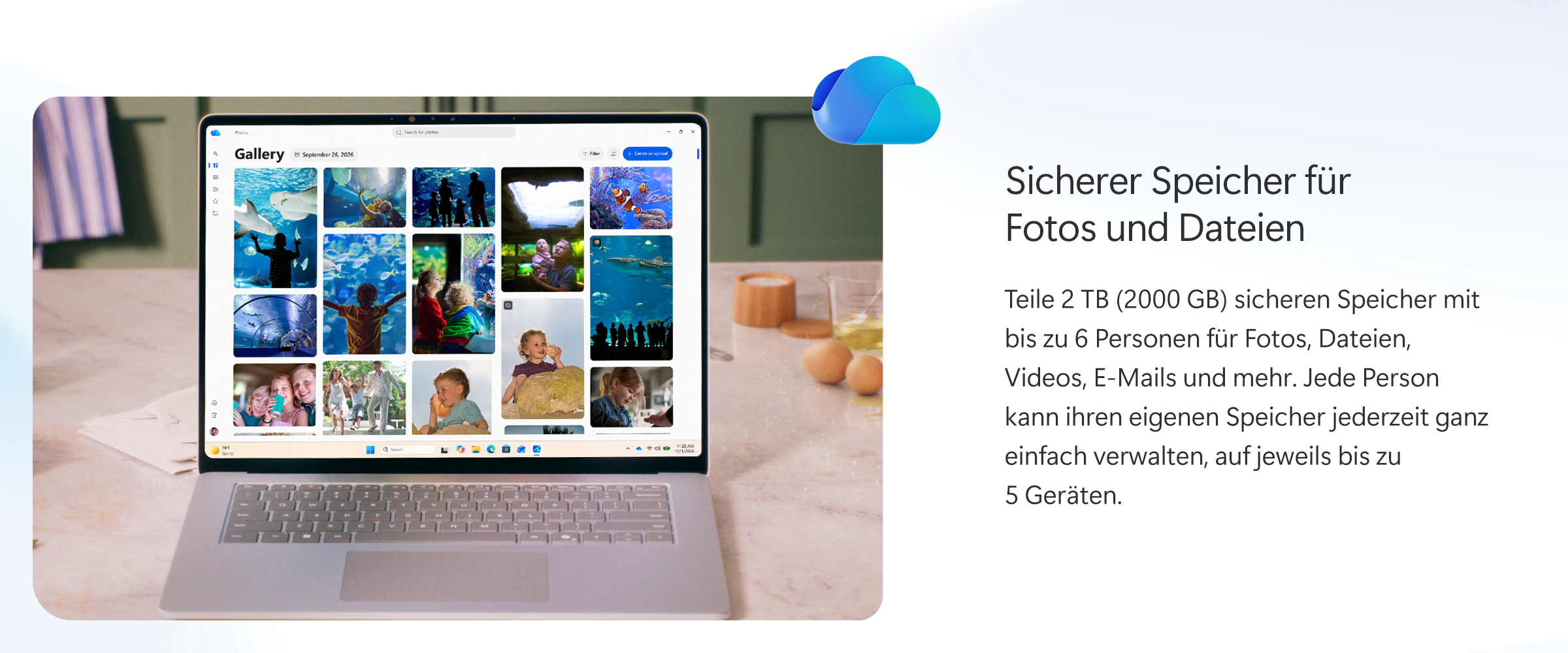 Laptop auf Holztisch zeigt Fotogalerie; rechts Text zu sicherem Speicher.