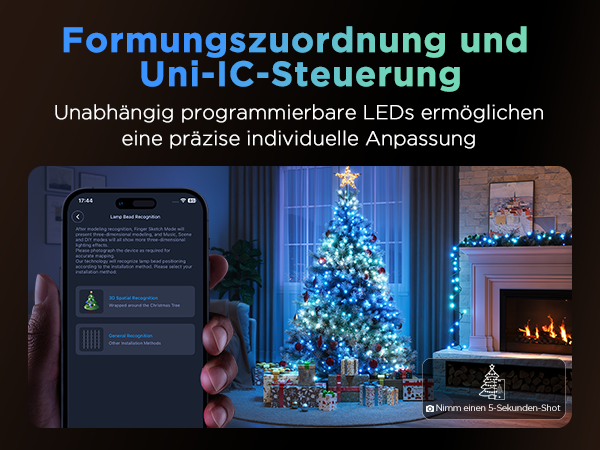 Smartphone-App steuert eine blau beleuchtete Weihnachtsbaumbeleuchtung in einem gemütlichen Wohnzimmer.