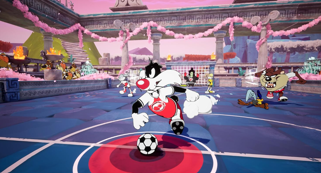 Looney Tunes Charaktere spielen Fußball auf einem blau gepflasterten Platz vor einer antiken Tempelkulisse.