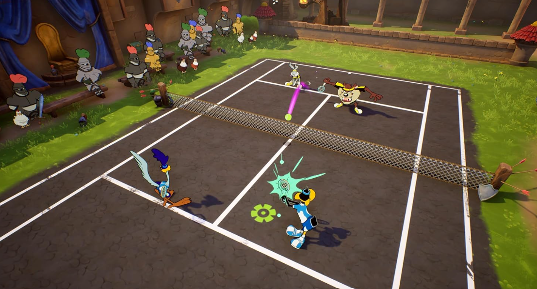 Looney Tunes Figuren spielen Tennis auf einem Außenplatz vor Publikum.