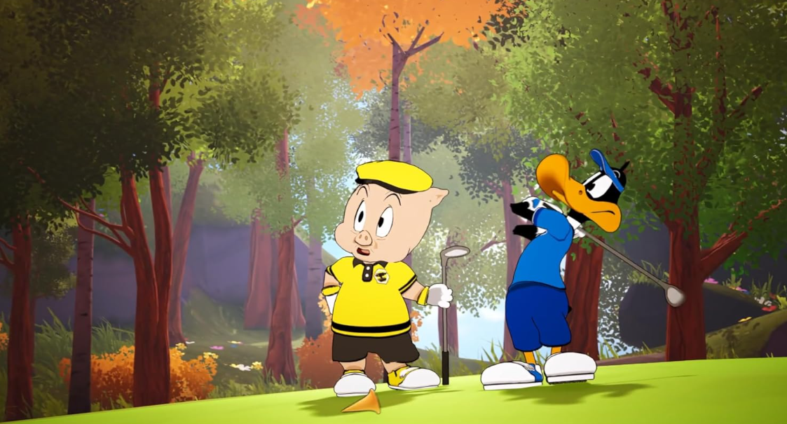 Schweinchen Schlau und Daffy Duck spielen Golf auf einem sonnigen Waldplatz.