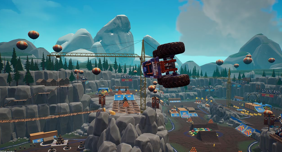 Ein Monstertruck fliegt in einer gebirgigen Rennlandschaft mit Kränen und schwebenden Ballons durch die Luft.