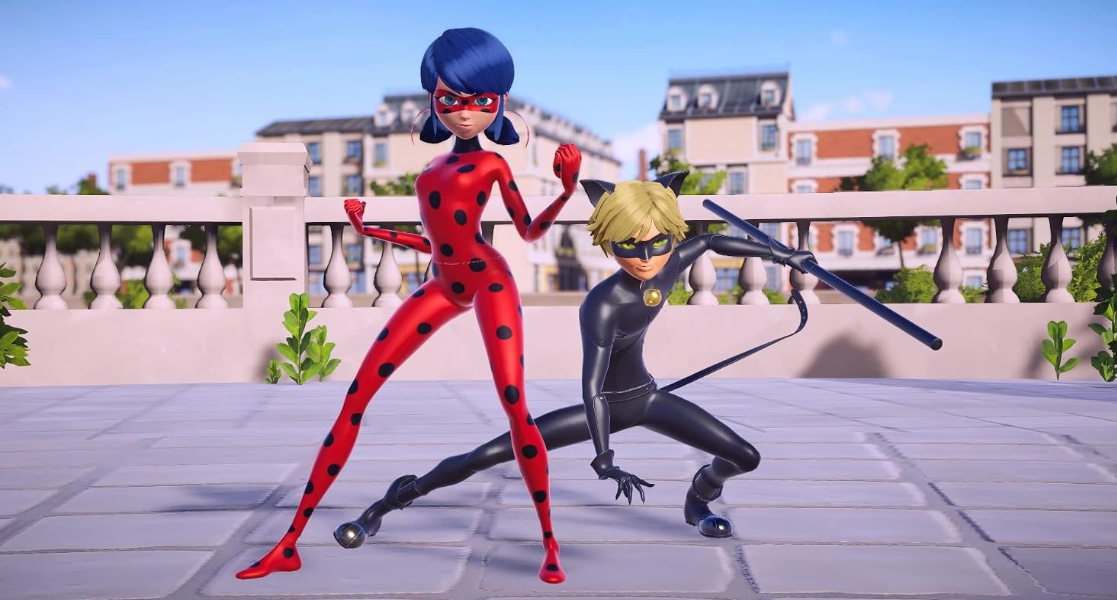 Ladybug und Cat Noir posieren auf einer Terrasse vor einer Stadtkulisse.