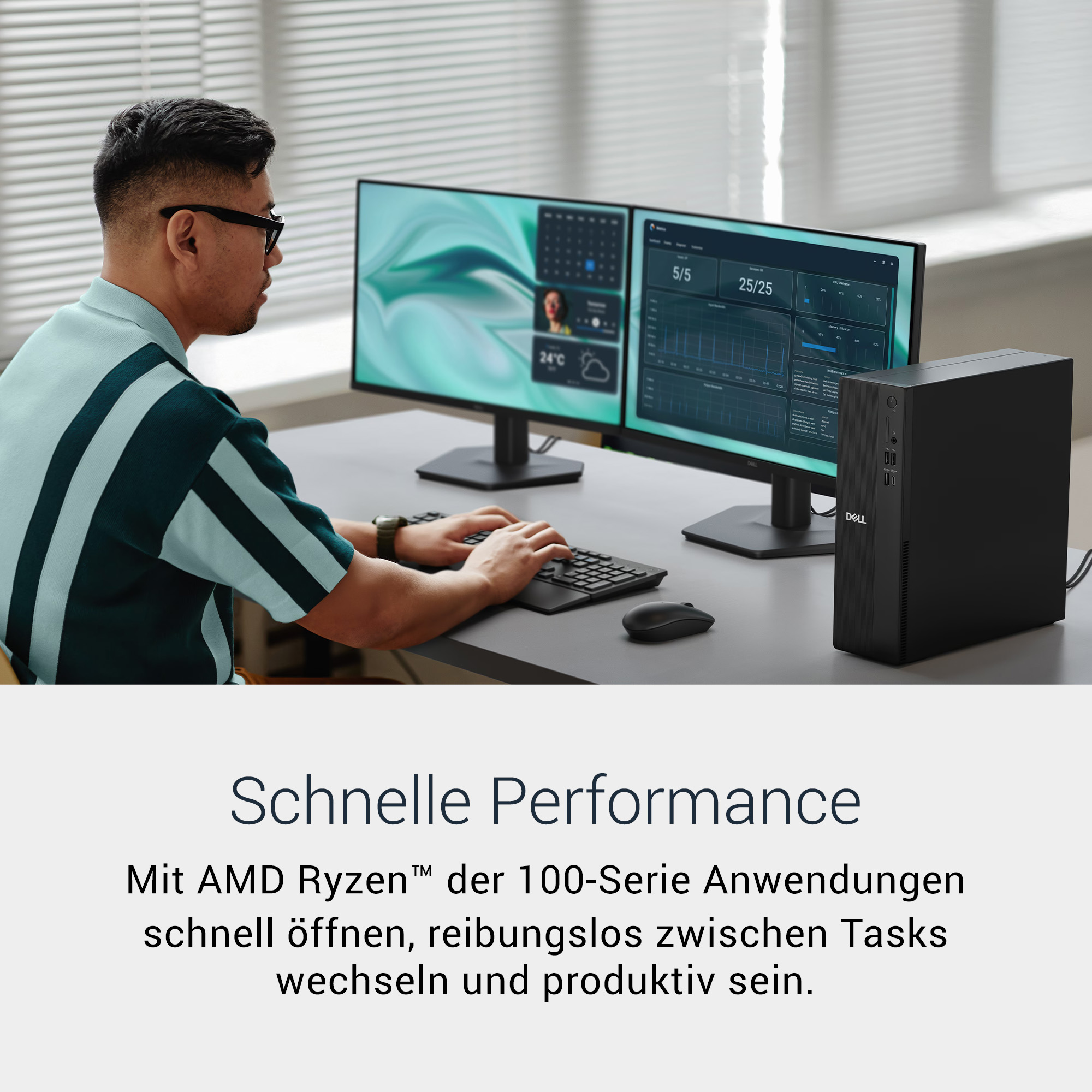 Ein Mann sitzt an einem Schreibtisch mit zwei Monitoren, einer Tastatur und einem schwarzen PC-Tower.