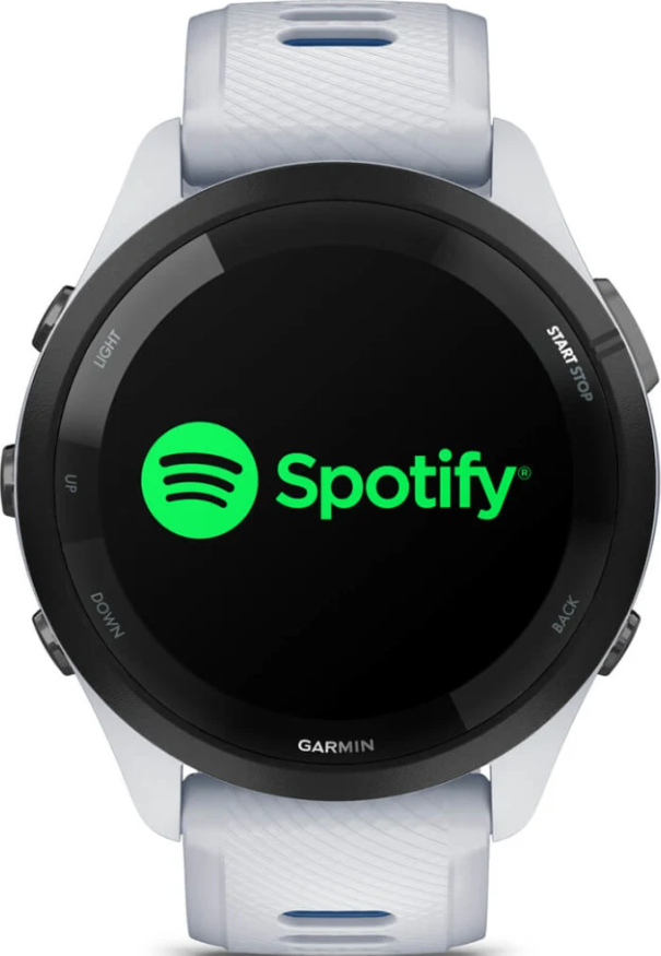 Eine Garmin-Sportuhr mit einem weißen Armband zeigt das grüne Spotify-Logo auf dem runden Display.