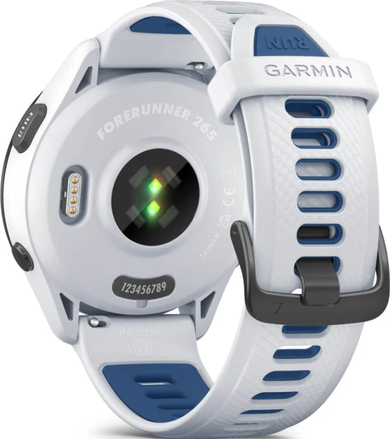 Rückseite einer weißen Garmin Forerunner 265 Smartwatch mit Herzfrequenzsensor und blau-weißem Silikonarmband.