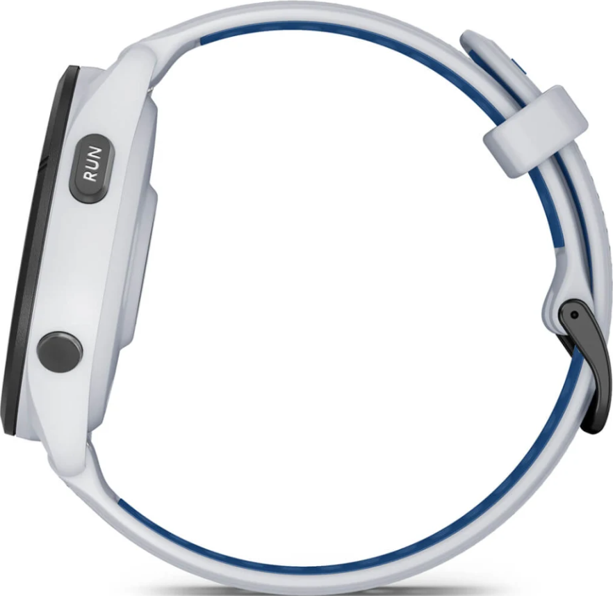 Seitenansicht einer weißen Sportuhr mit blauem Armband und schwarzen Knöpfen, einer mit Aufschrift RUN.