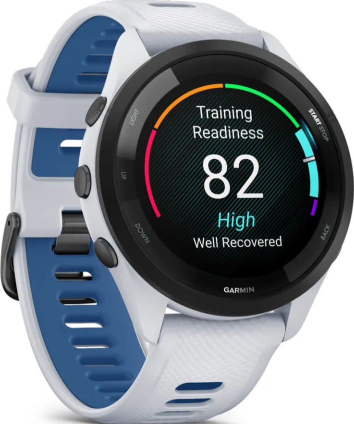 Eine Garmin-Sportuhr mit weißem und blauem Armband zeigt den Trainingszustand 82 High Well Recovered auf dem Display.