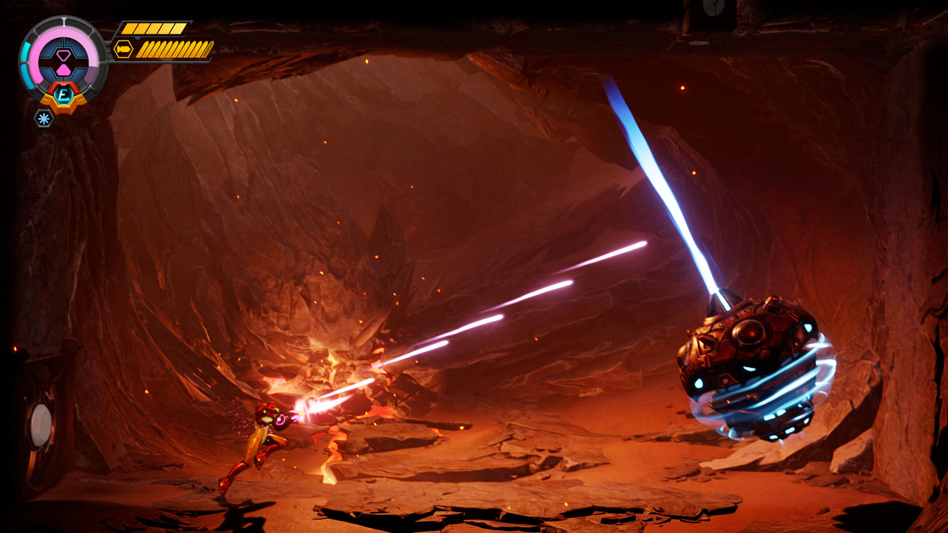 Un personnage en armure tire des rayons laser roses sur un boss mécanique et lumineux dans une grotte.