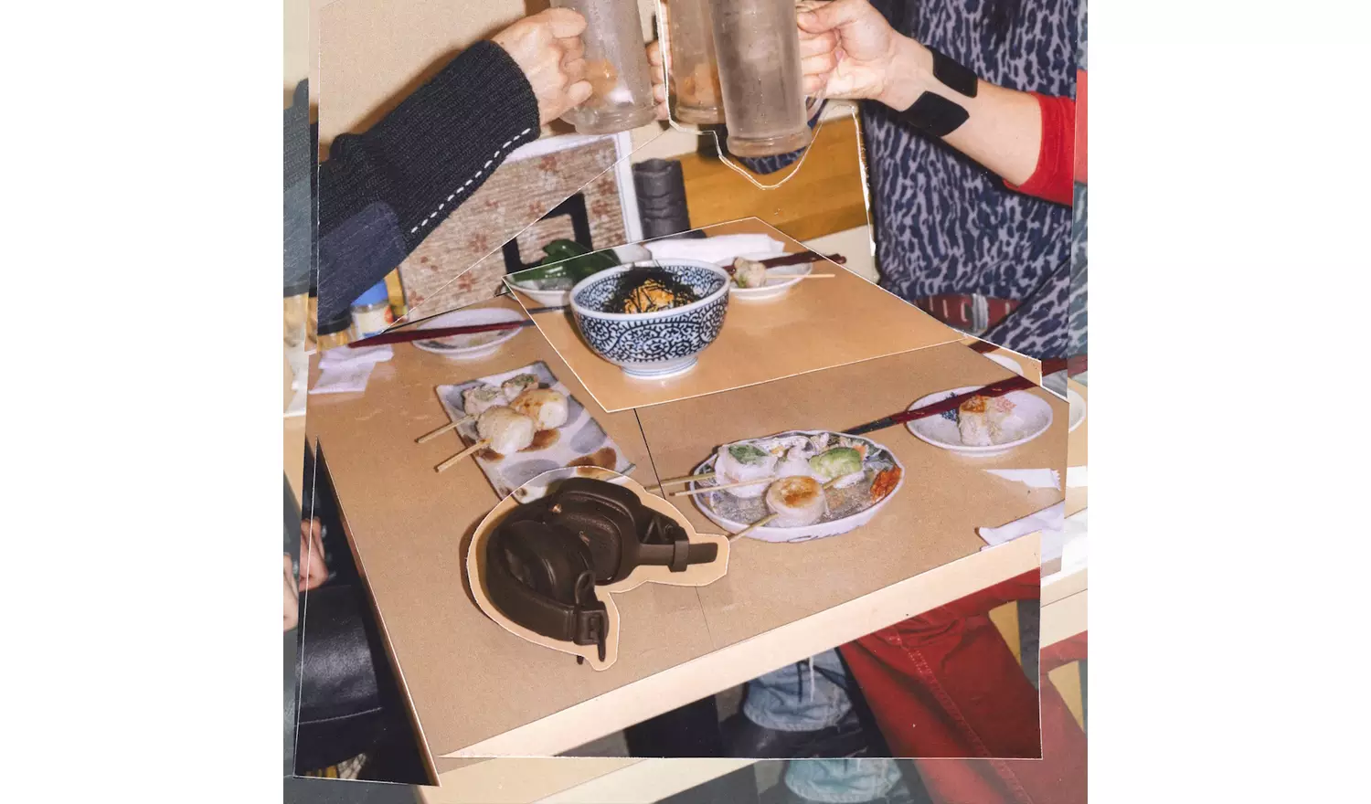 Collage de personas brindando con bebidas sobre una mesa de madera con platos de sushi, un tazón y auriculares.