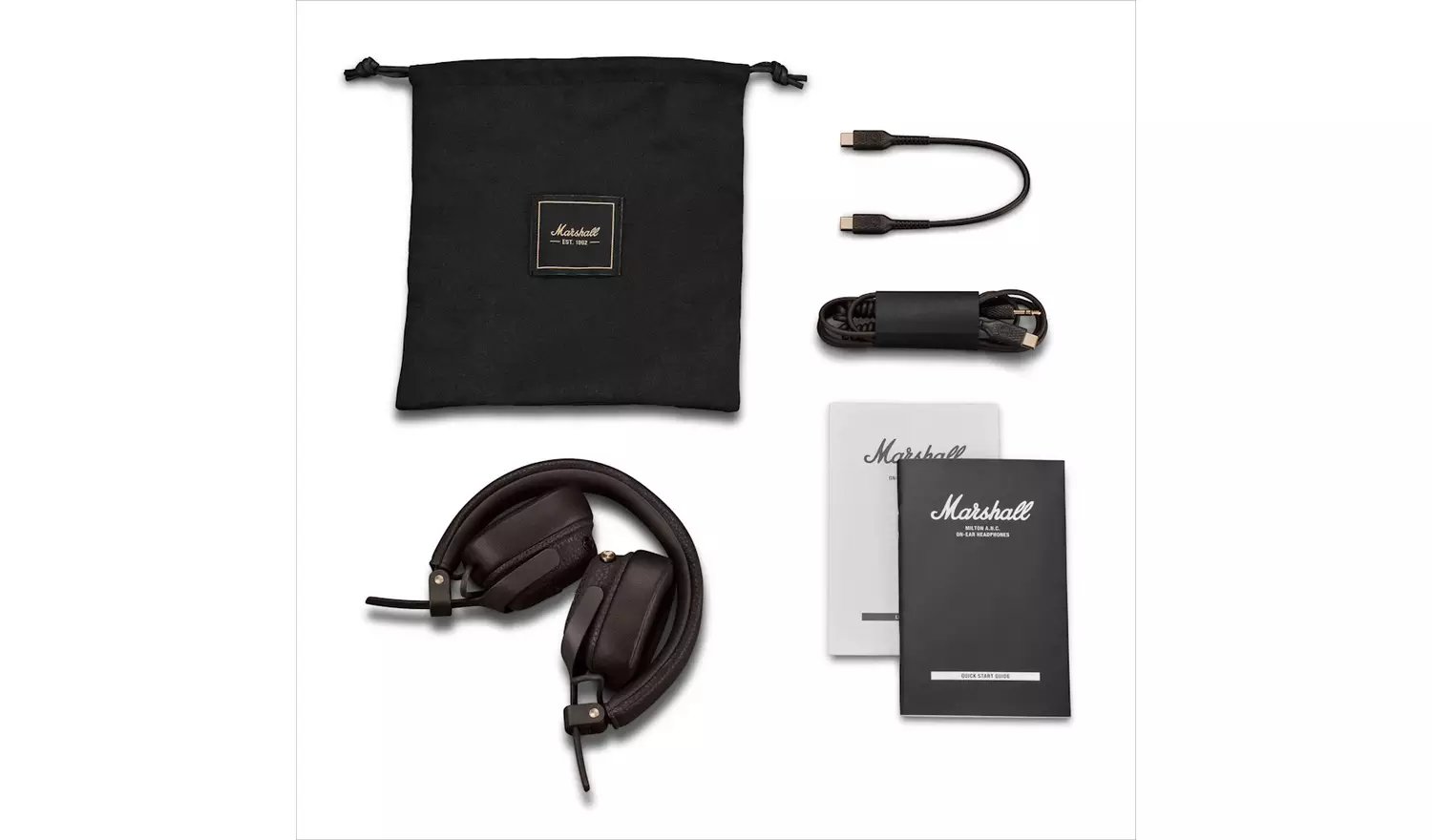 Auriculares Marshall con bolsa de transporte, cables y manuales sobre fondo blanco.