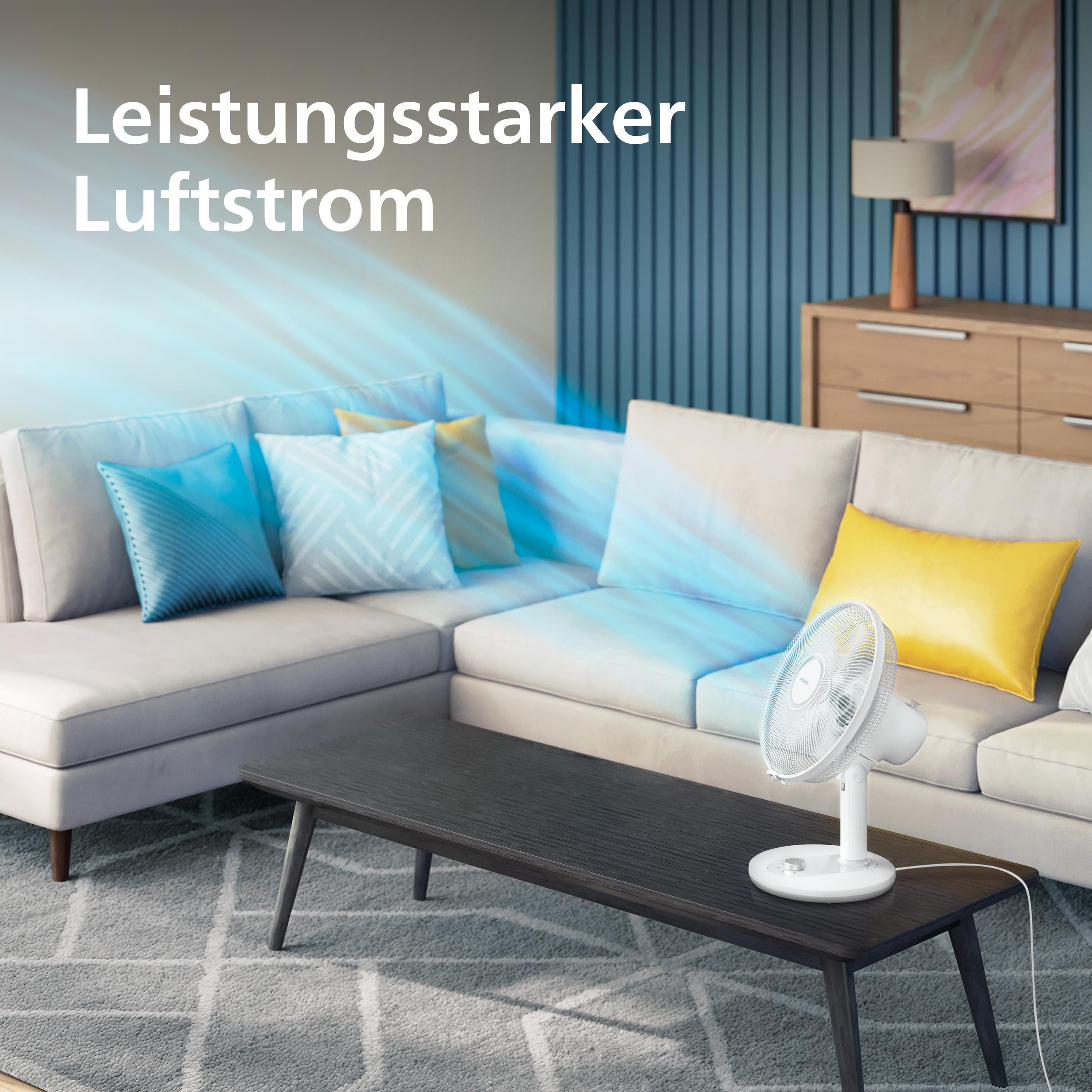 Ein weißer Tischventilator steht auf einem Couchtisch vor einem Sofa, mit blauen Luftstrom-Effekten.