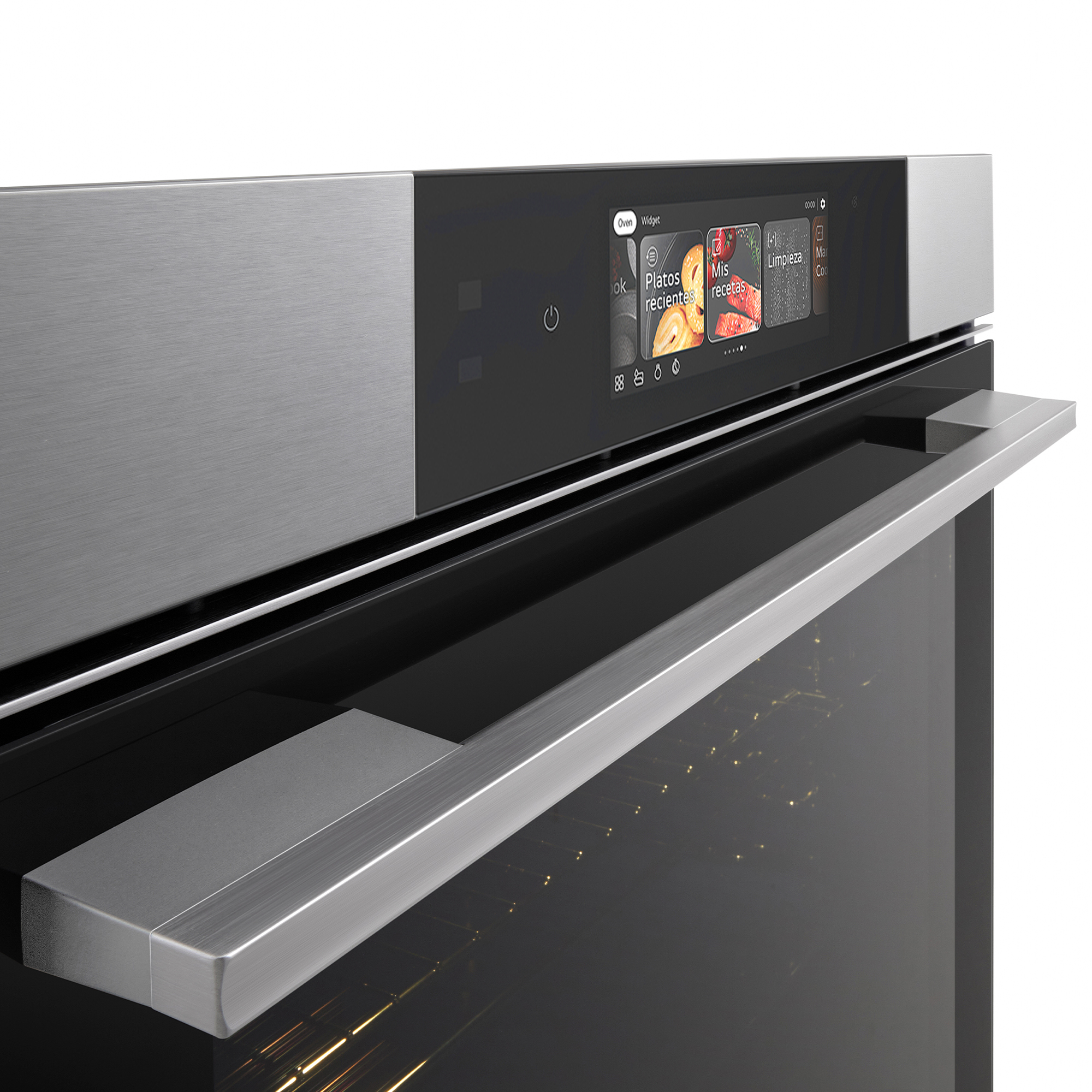 Horno de acero inoxidable con panel de control negro, pantalla táctil y gran tirador sobre fondo blanco.