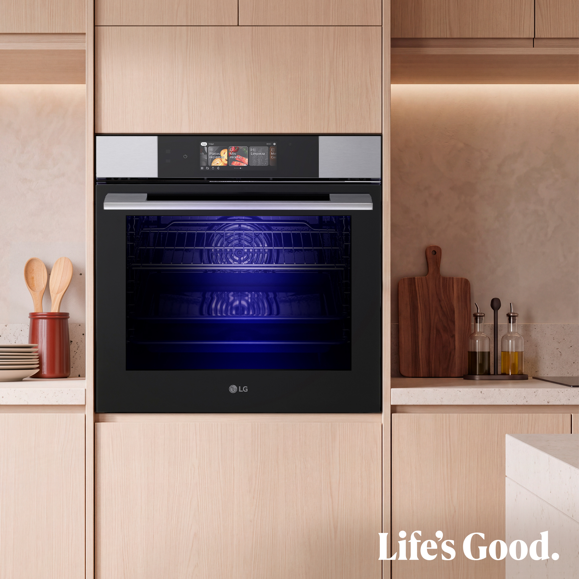 Moderno horno empotrado negro LG con pantalla digital en un mueble de madera clara.