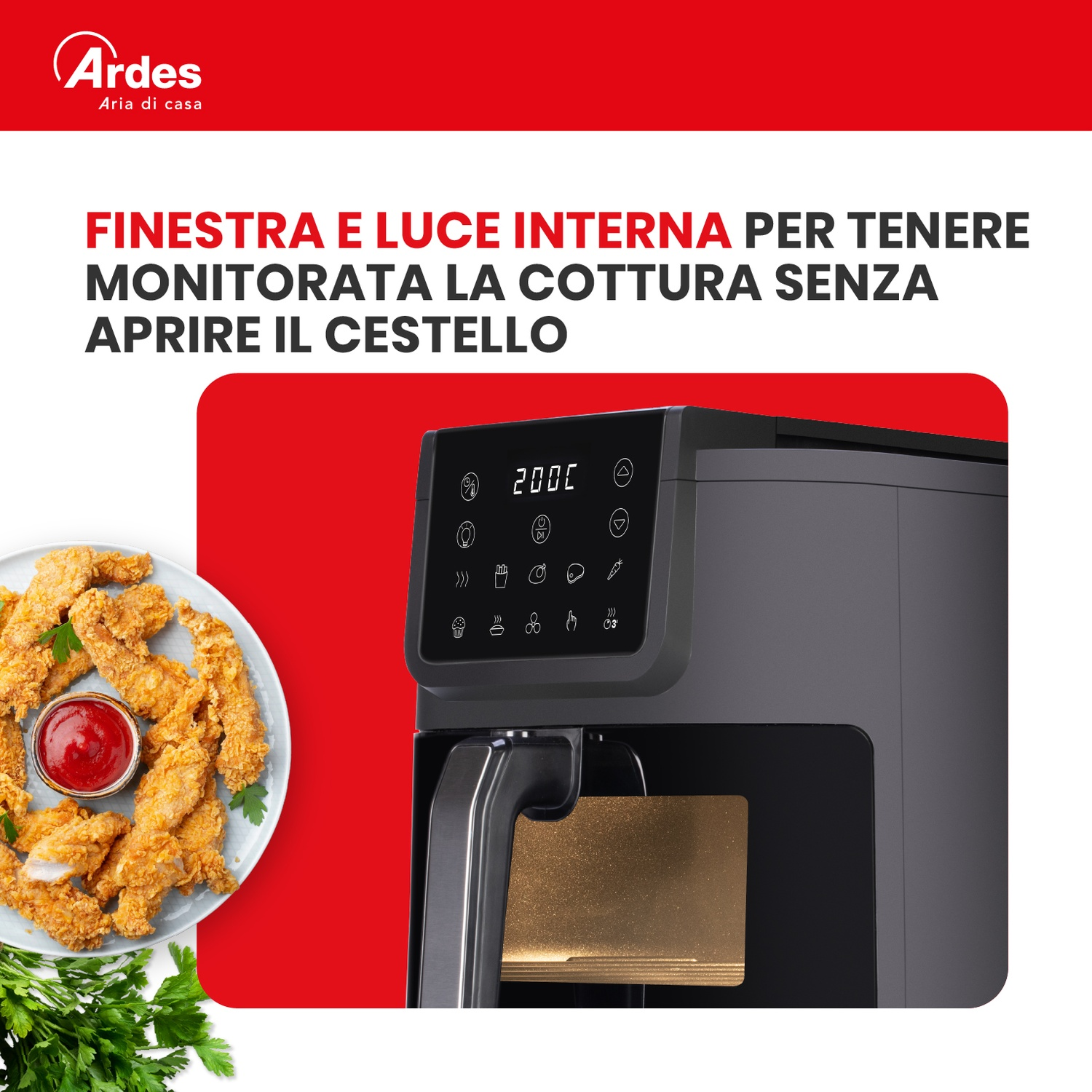 Friggitrice ad aria con display digitale e finestra accanto a un piatto di strisce di pollo fritte.