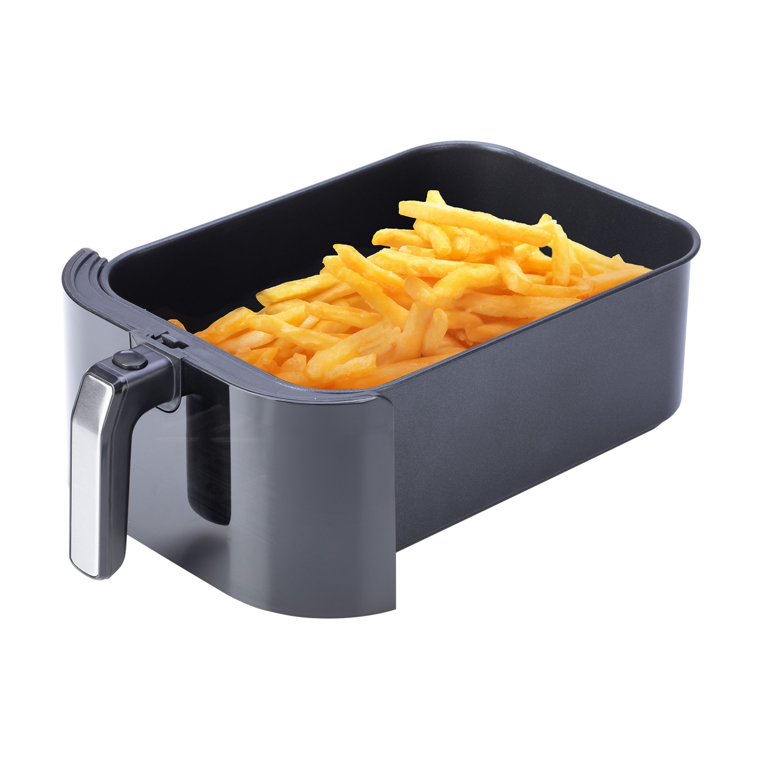 Un cestello per friggitrice ad aria nera pieno di patatine fritte dorate su sfondo bianco.