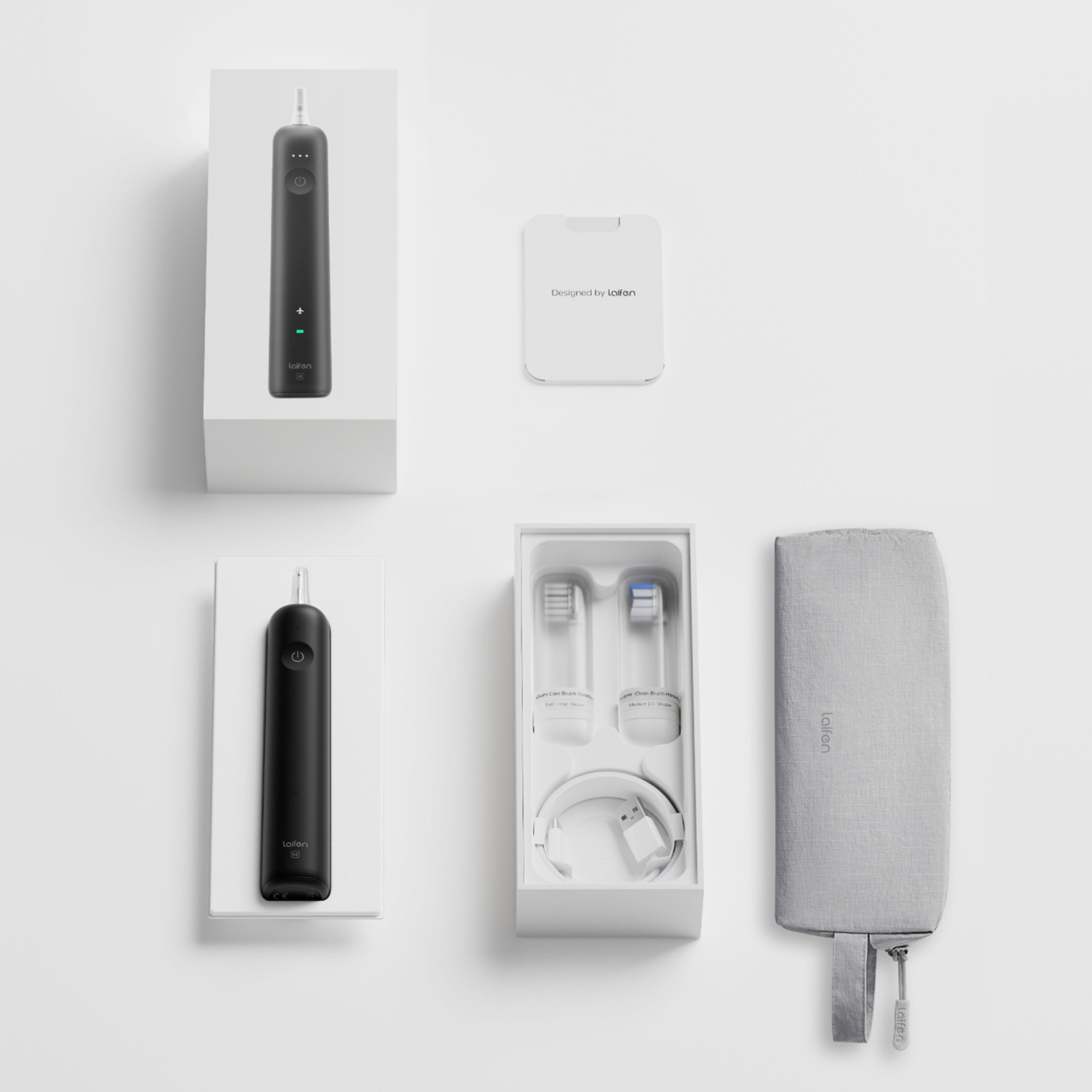 Eine schwarze elektrische Zahnbürste mit Ersatzköpfen, Ladekabel, Etui und Verpackung auf weißem Hintergrund.