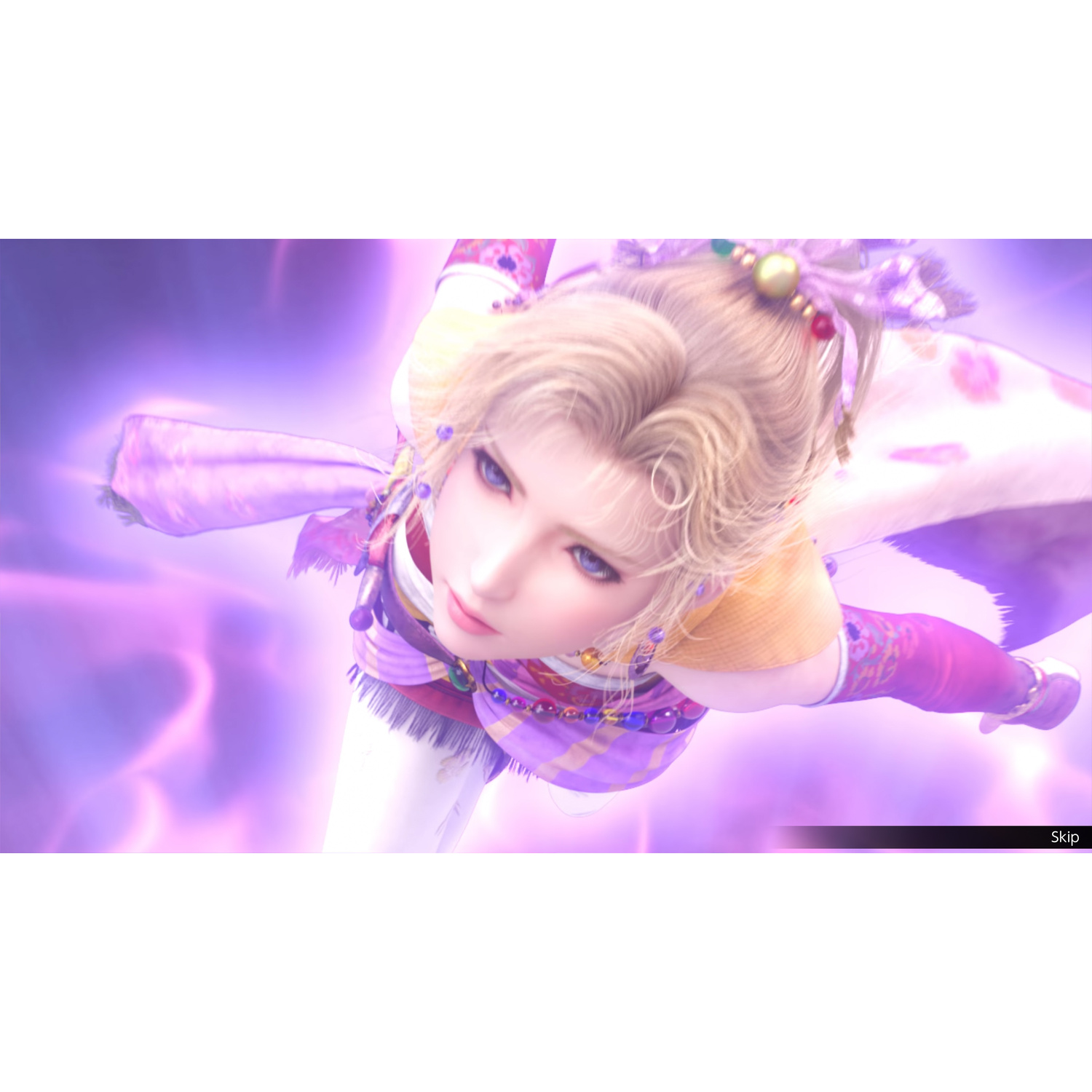 Una donna bionda con abiti viola guarda in alto su uno sfondo luminoso.